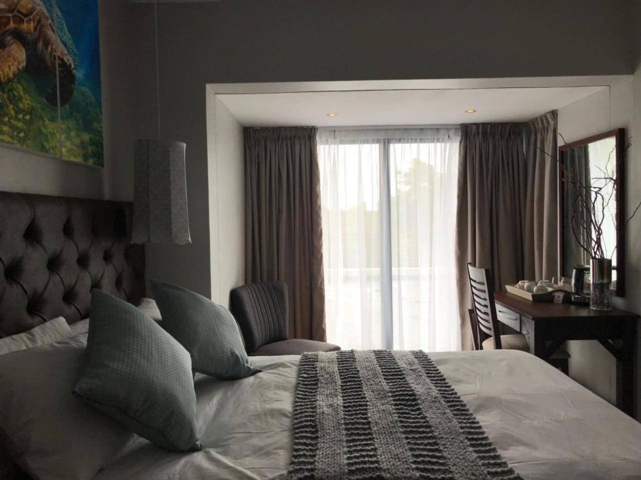 Queen Room with Shared Patio photo 2