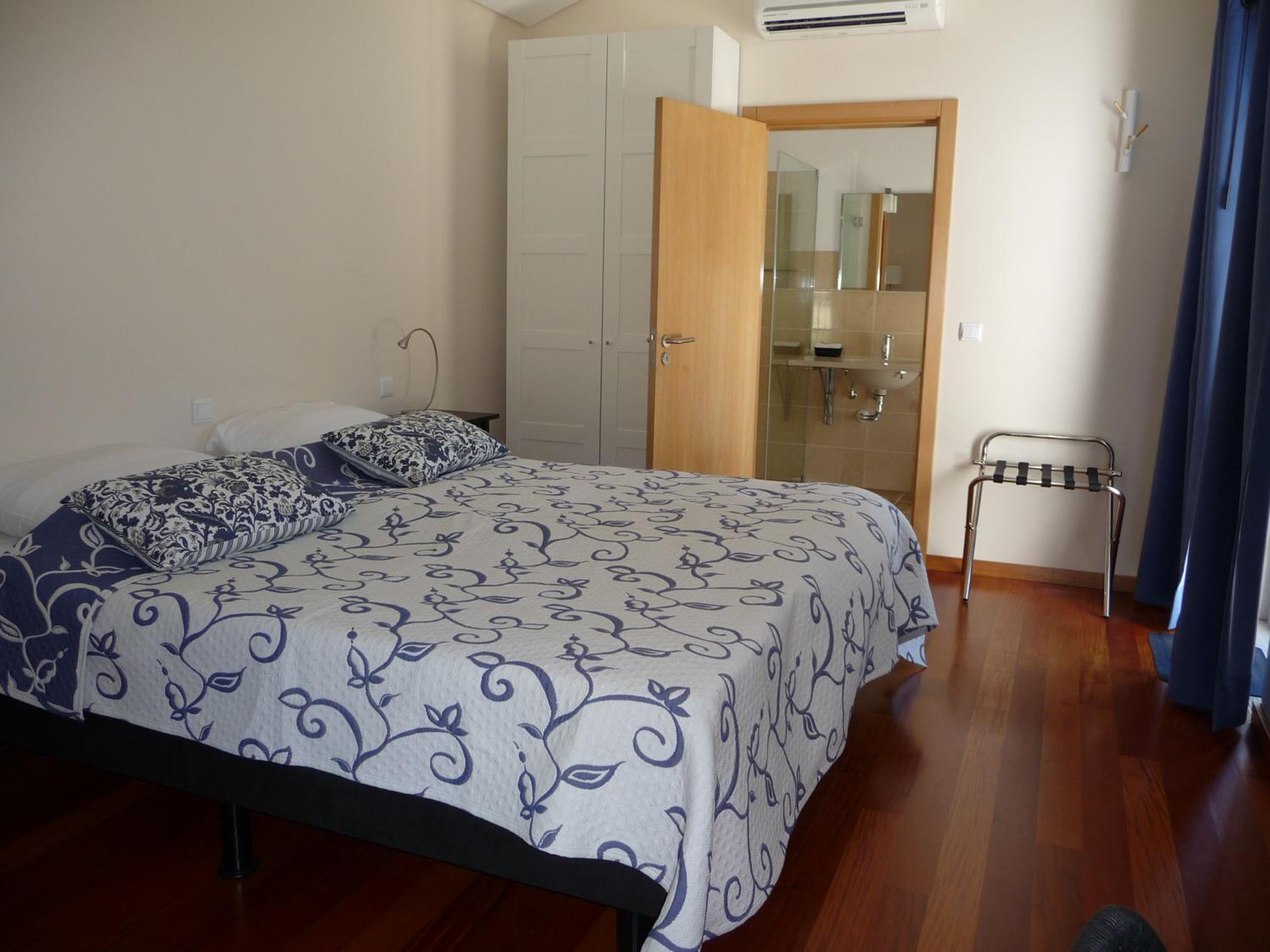Twin Room with Private Bathroom photo 3
