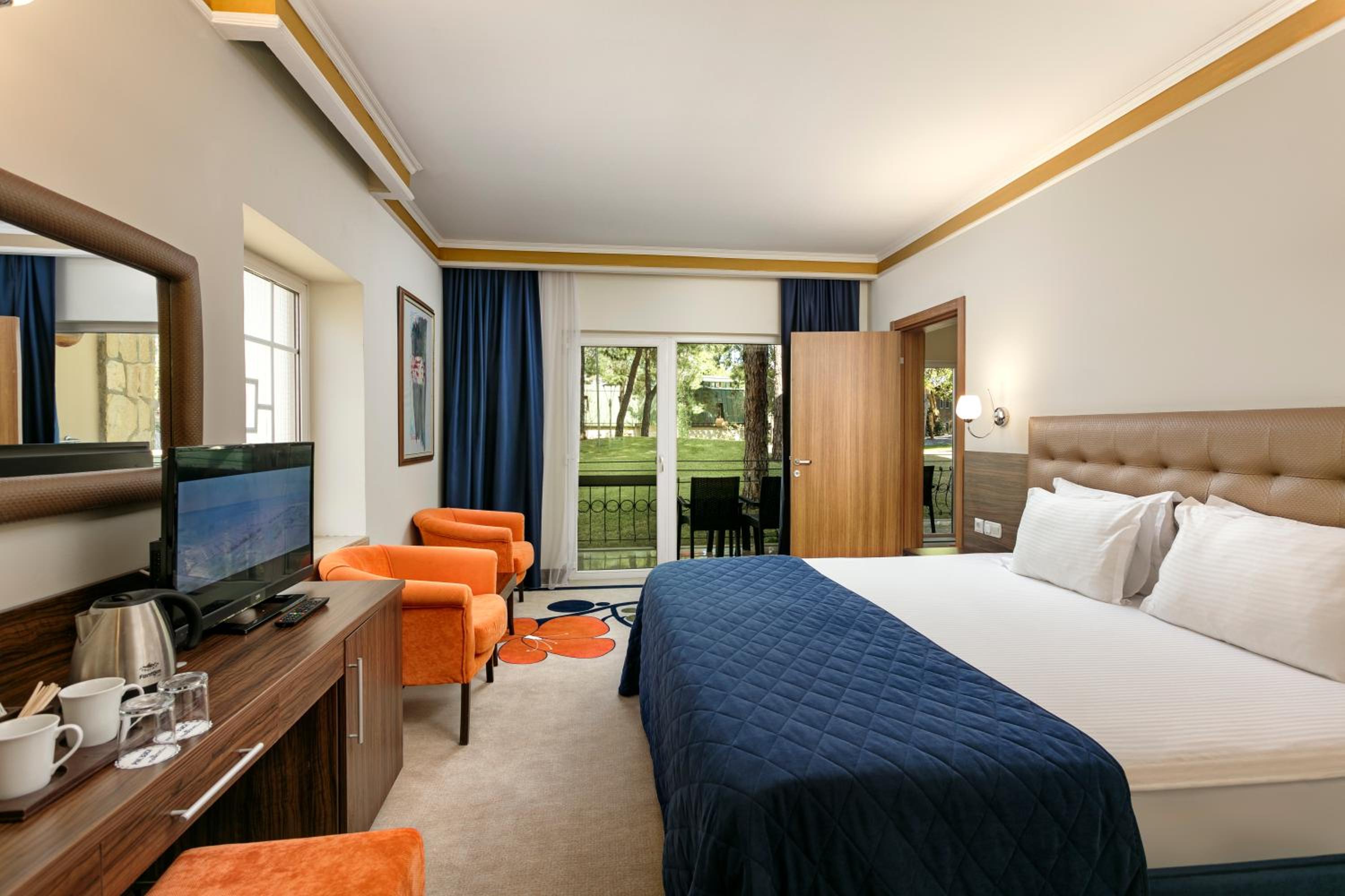 Club Garden Family Room