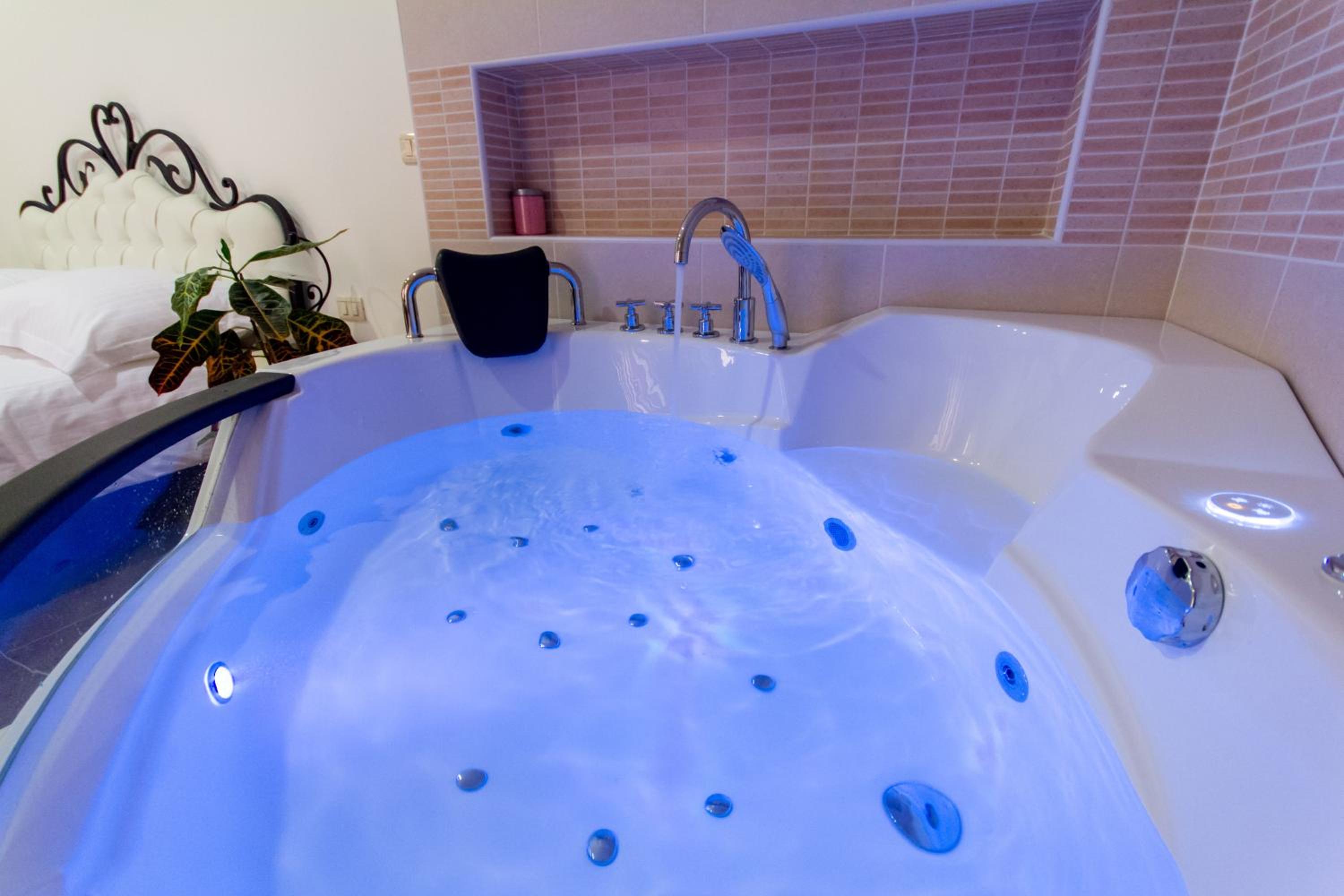 Double Room with Spa Bath - Photo 5