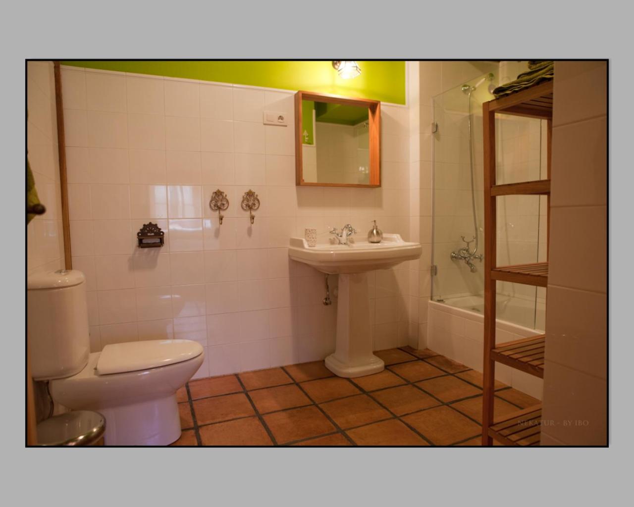 Six-Bedroom House photo 3