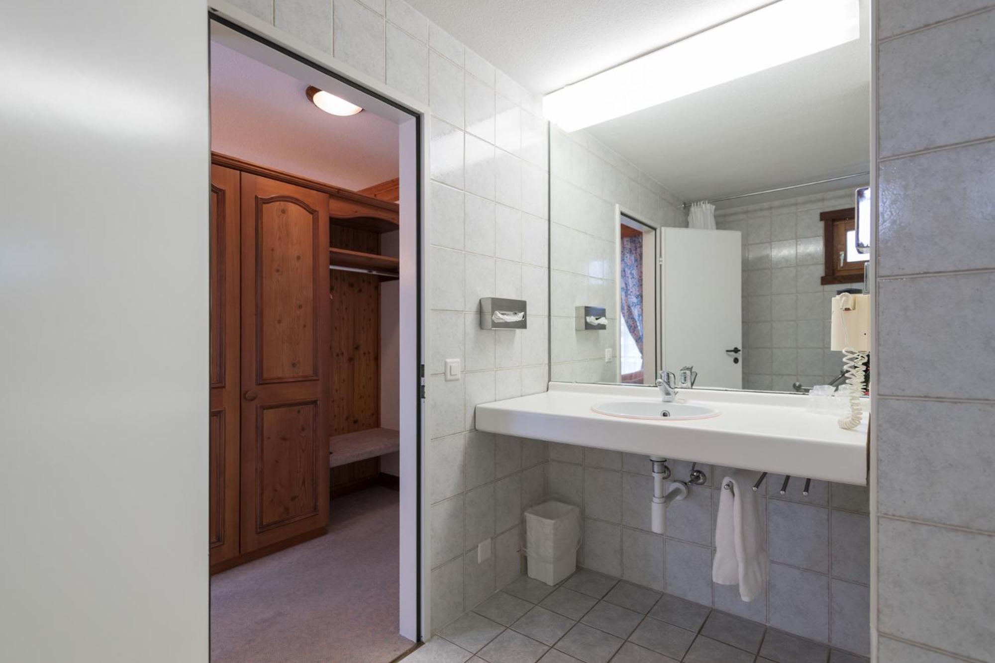 Standard Double Room - Photo 8
