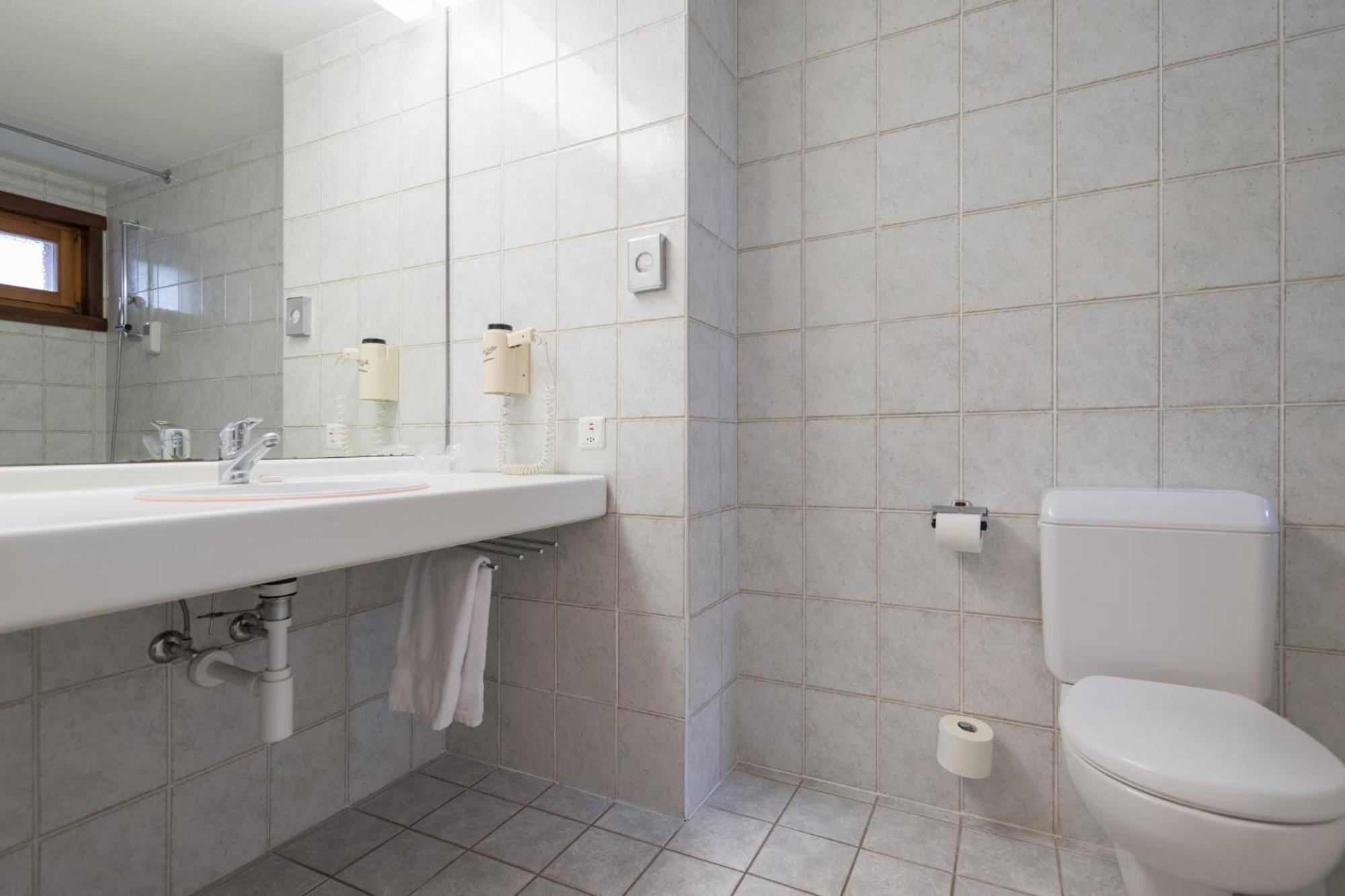 Standard Double Room - Photo 9