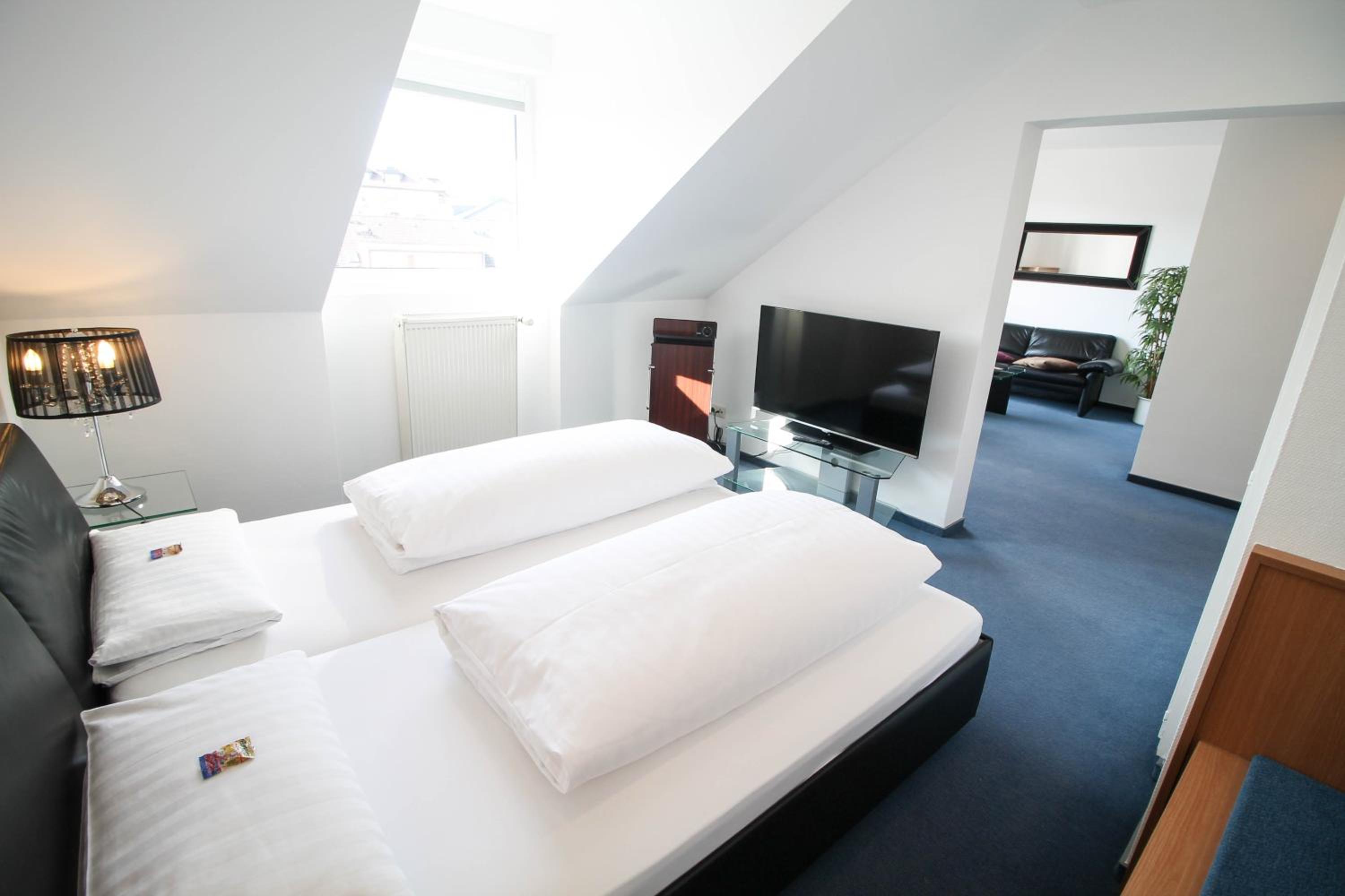 Suite - Photo 1
