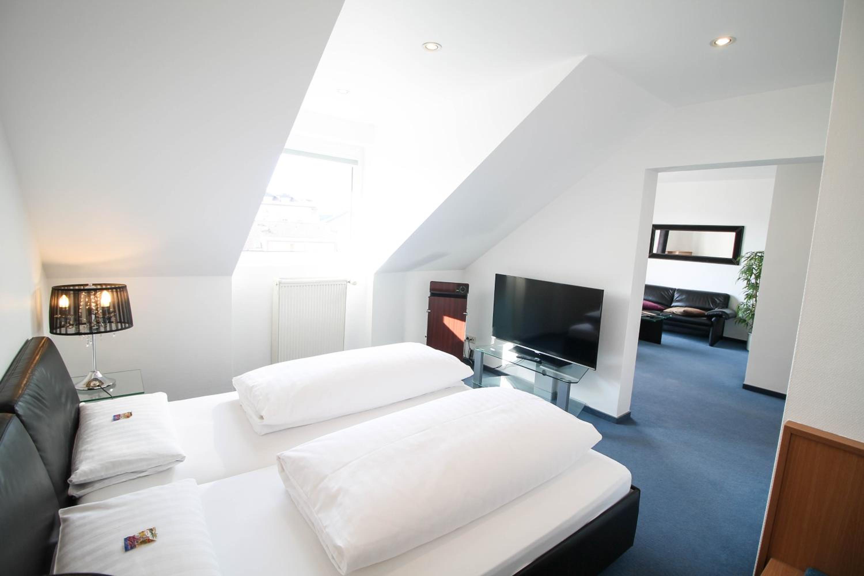 Suite - Photo 11