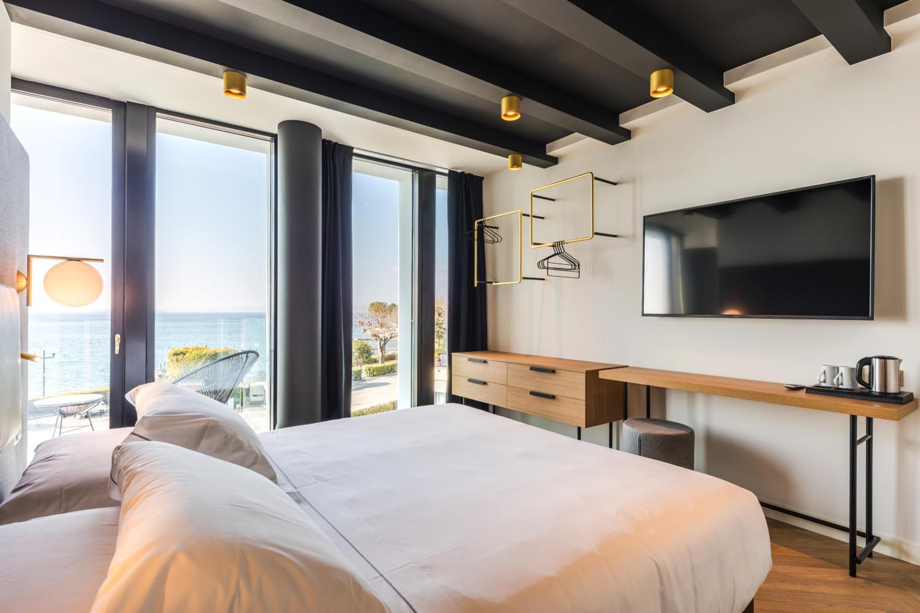 Superior Double Room with Balcony and Lake View