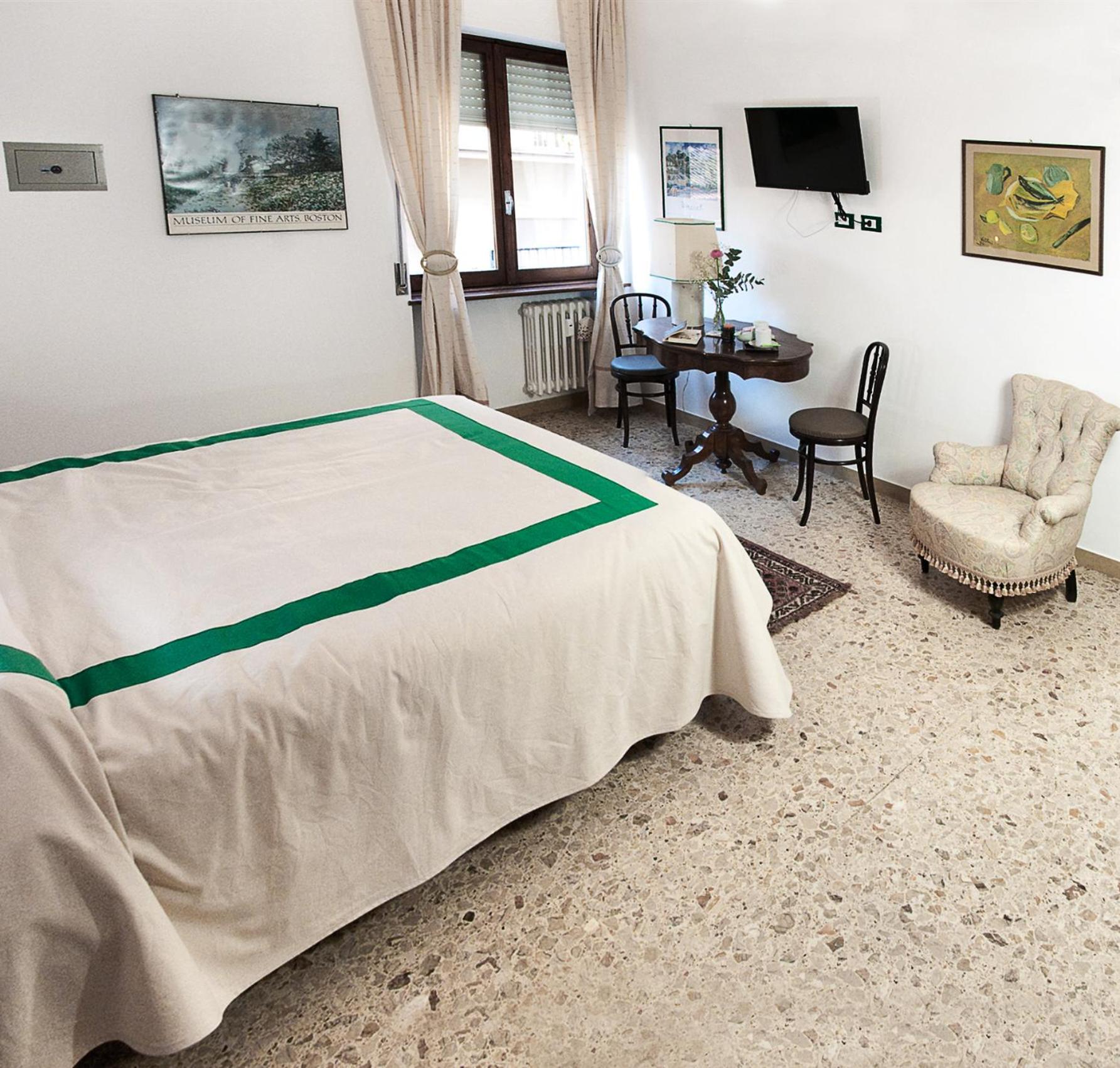 Double Room with Private External Bathroom photo 1