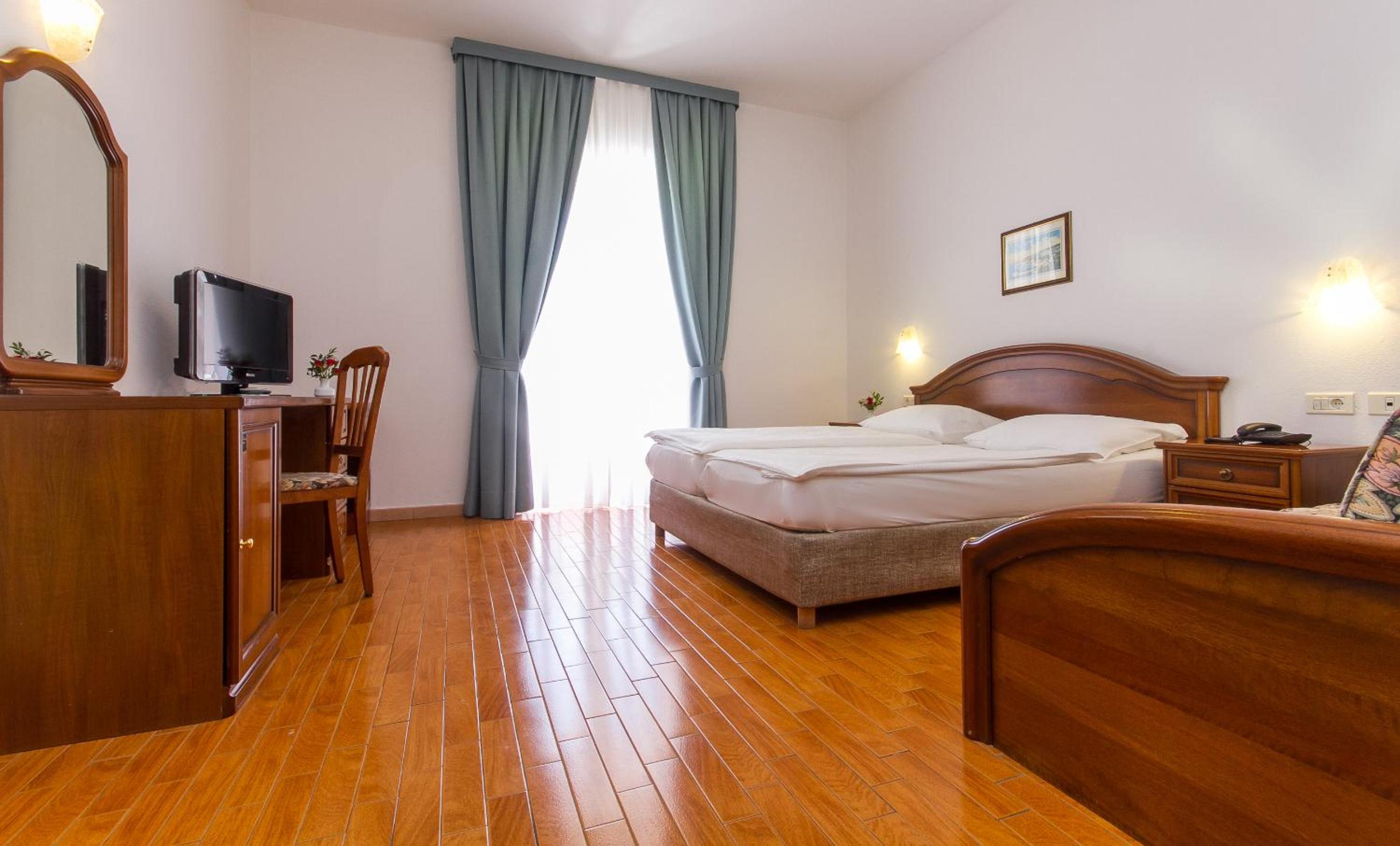 Quadruple Room with Balcony - Photo 3
