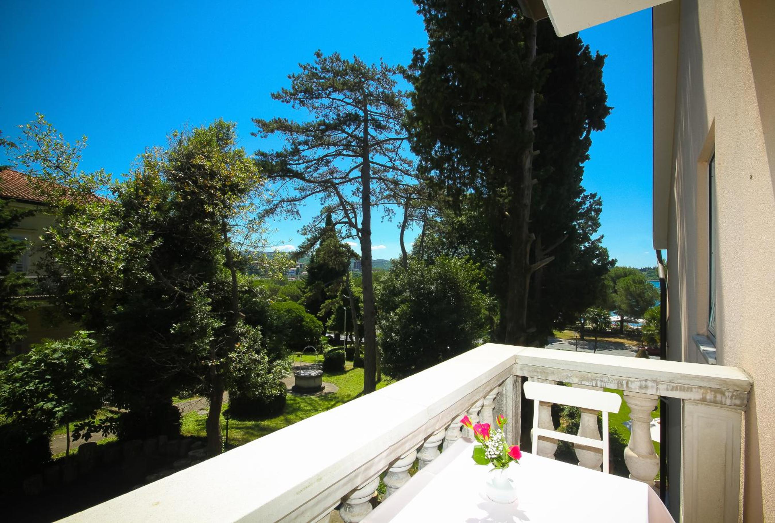 Double Room with Balcony - Photo 5