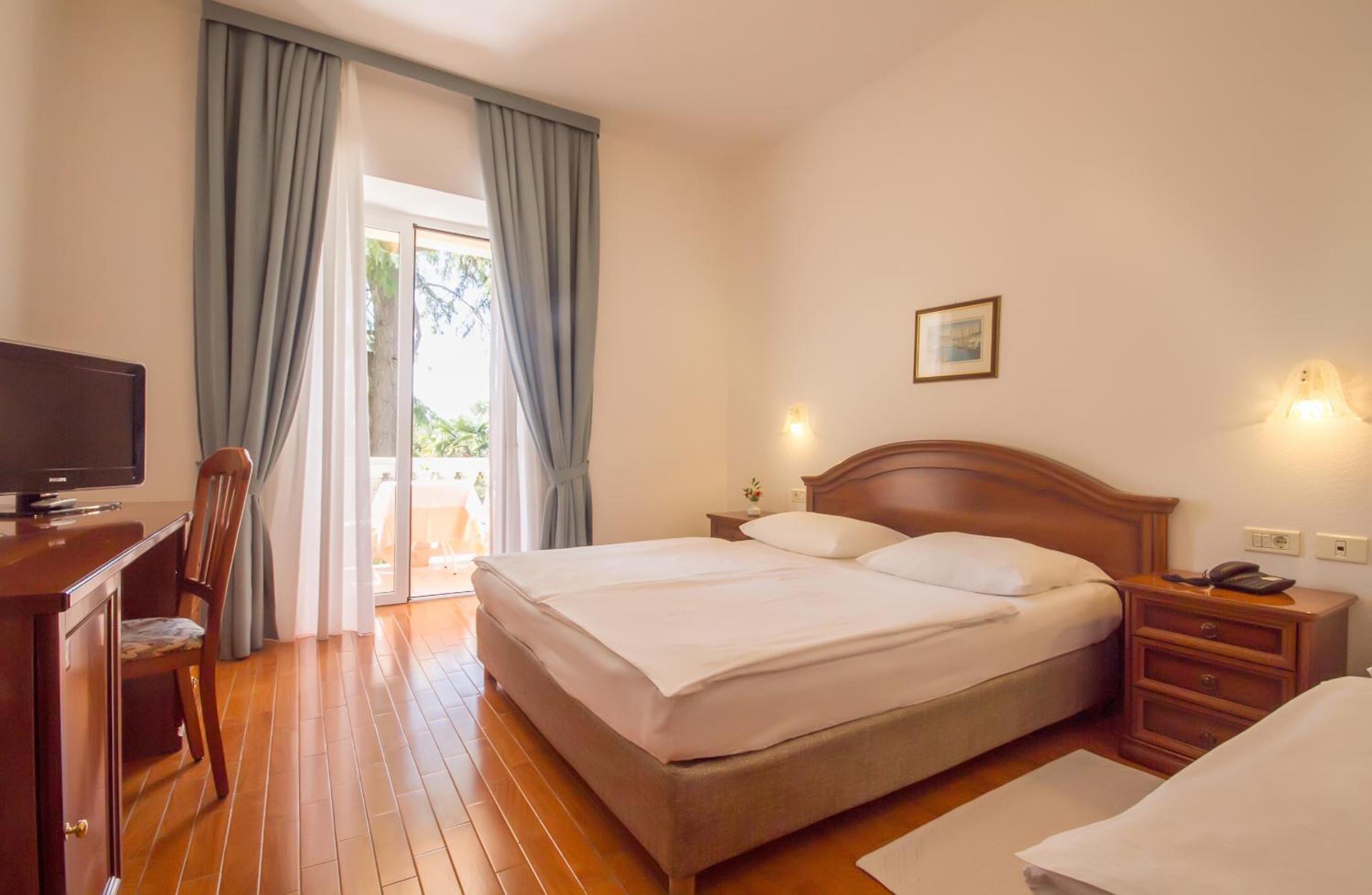 Triple Room with Balcony and Sea View - Photo 9