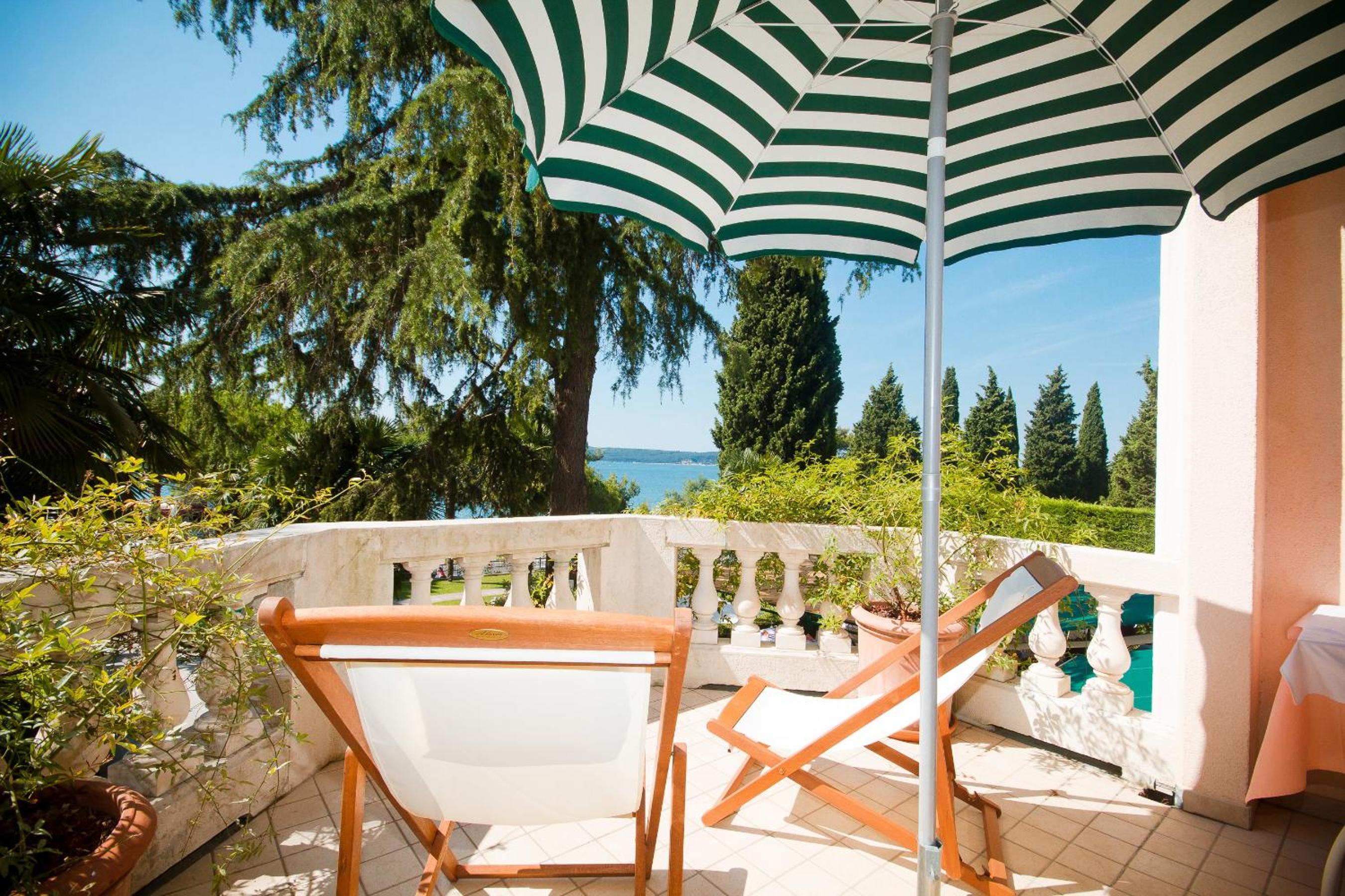 Double Room with Balcony and Sea View - Photo 11
