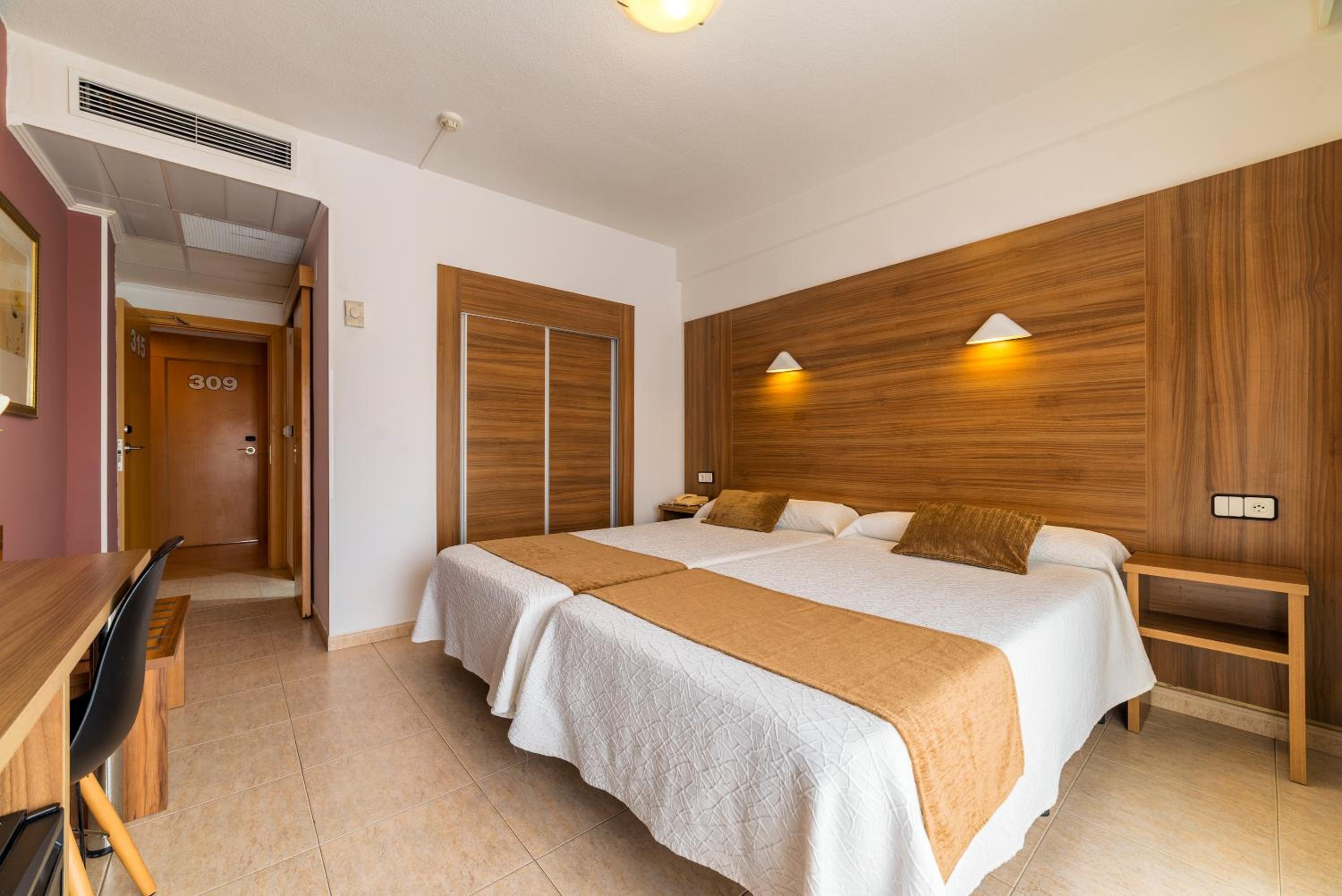 Double or Twin Room - Photo 3