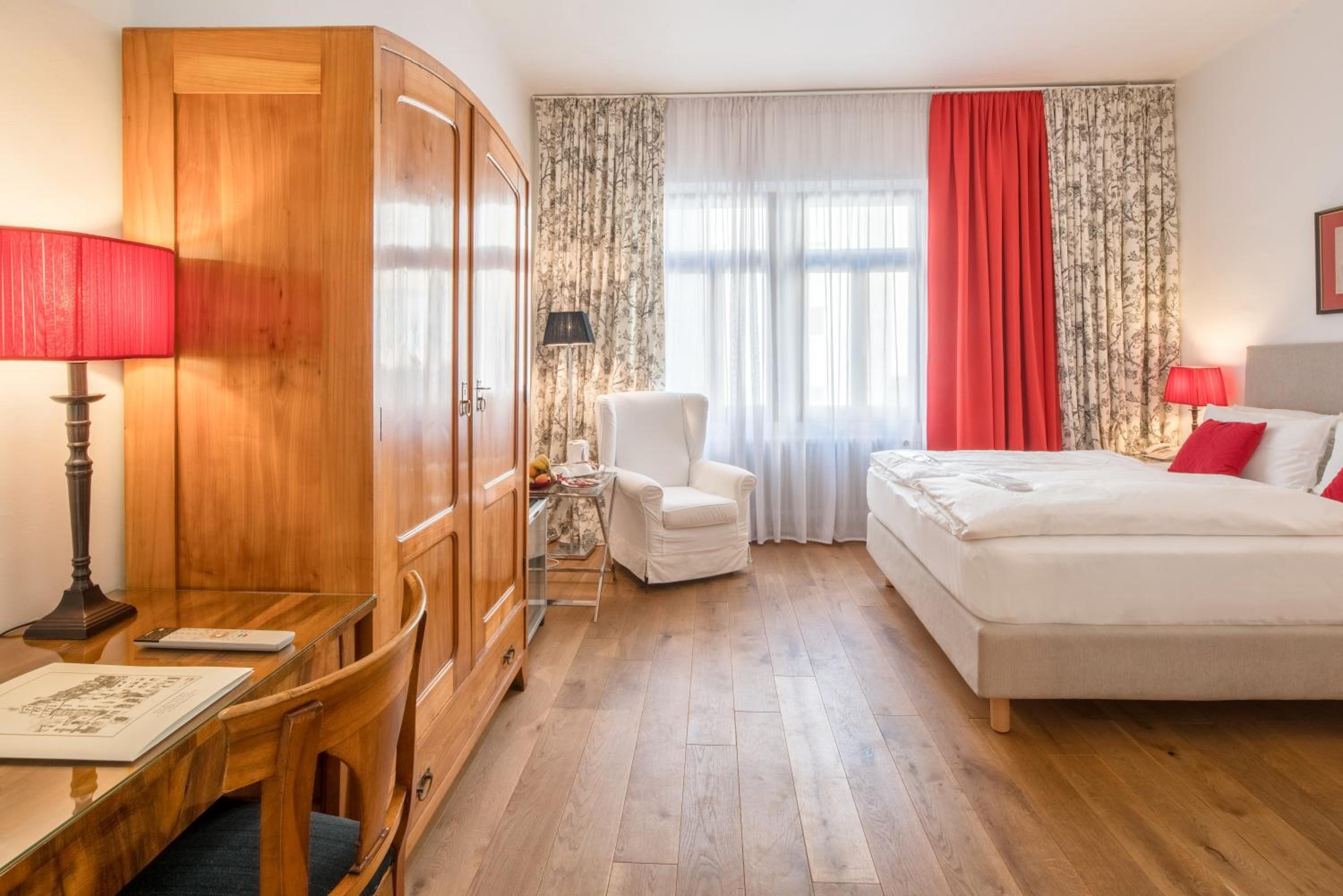 Deluxe Queen Room