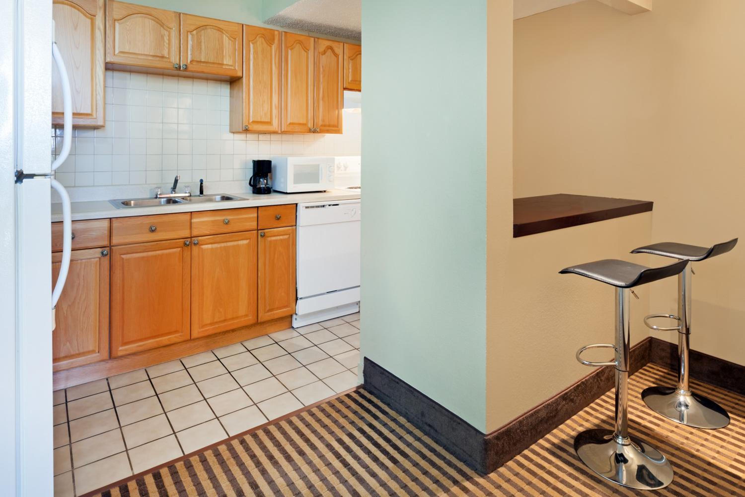 Deluxe King Suite - Photo 2
