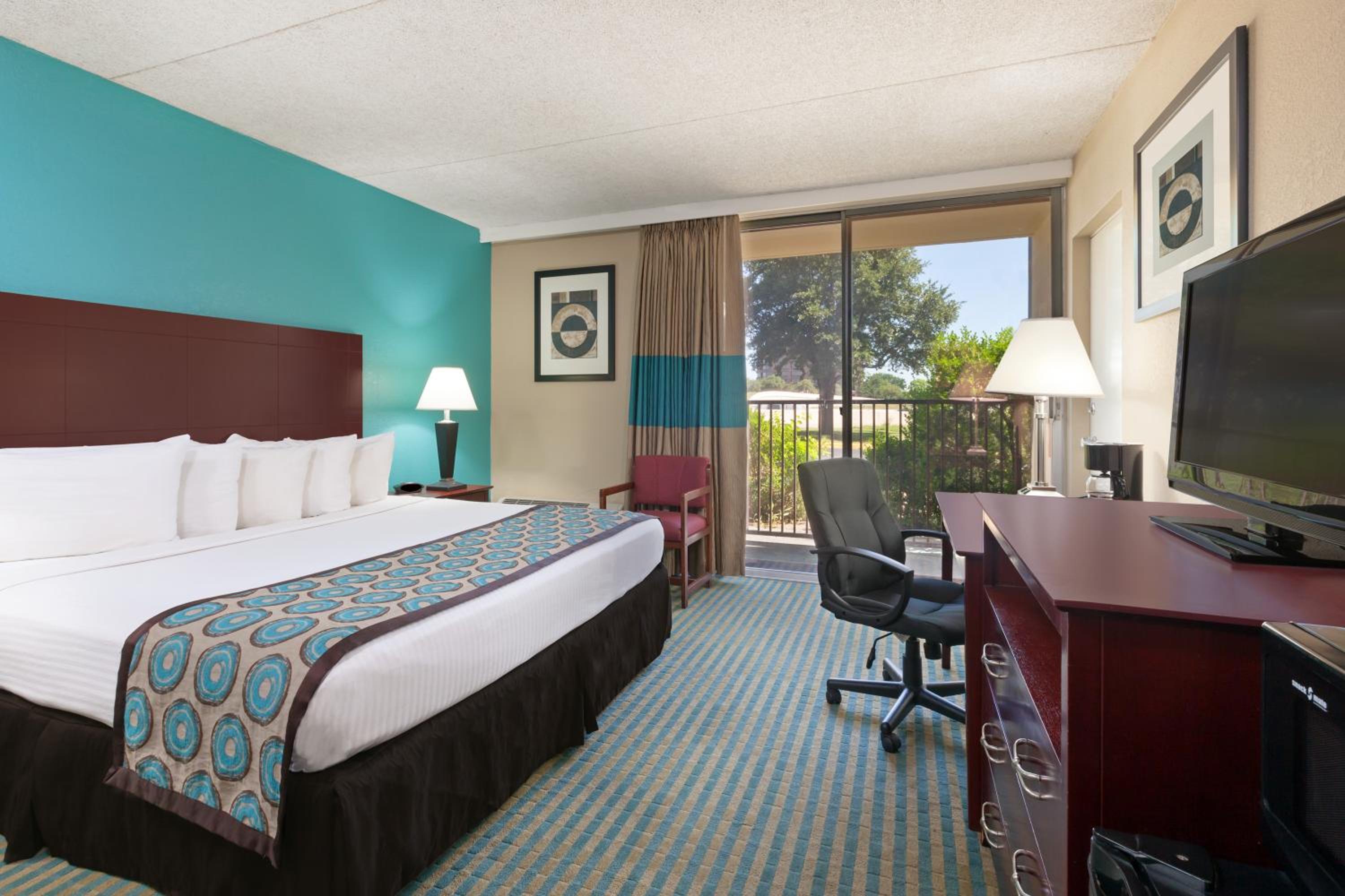 King Room - Non-Smoking - Photo 4