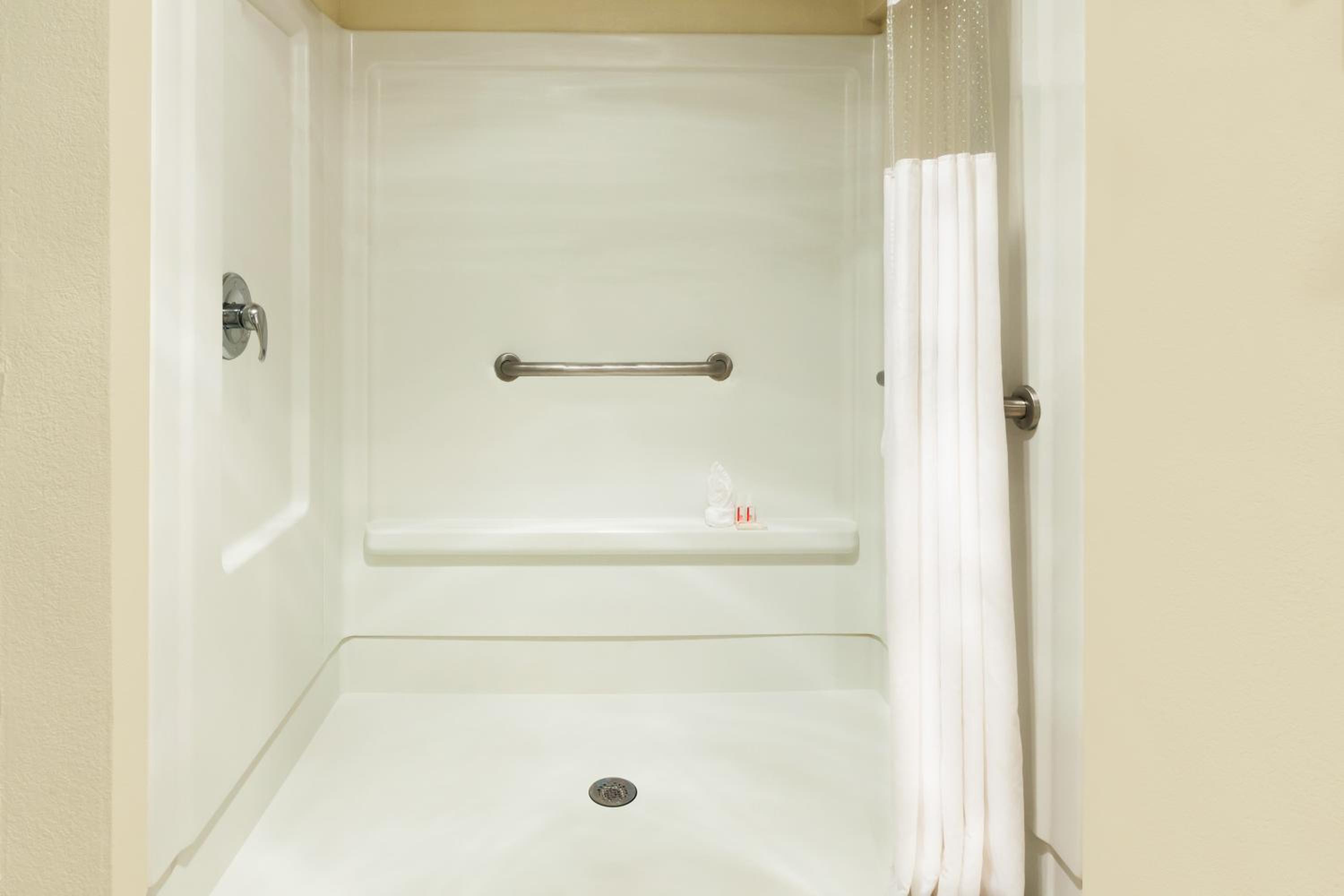 Queen Room with Two Queen Beds and Roll-In Shower - Mobility/Hearing Accessible - Non-Smoking - Photo 6
