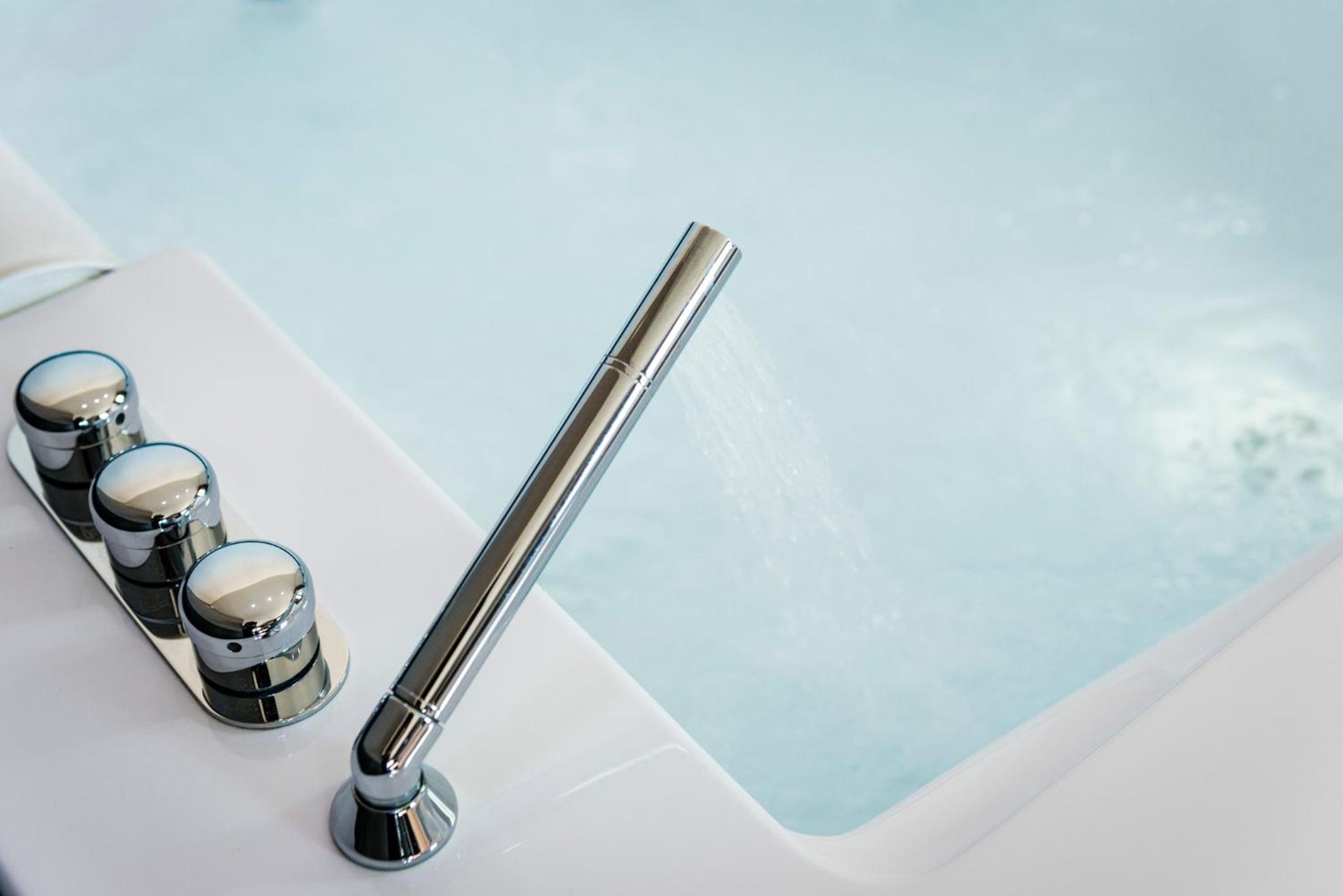 King Suite with Spa Bath - Photo 5