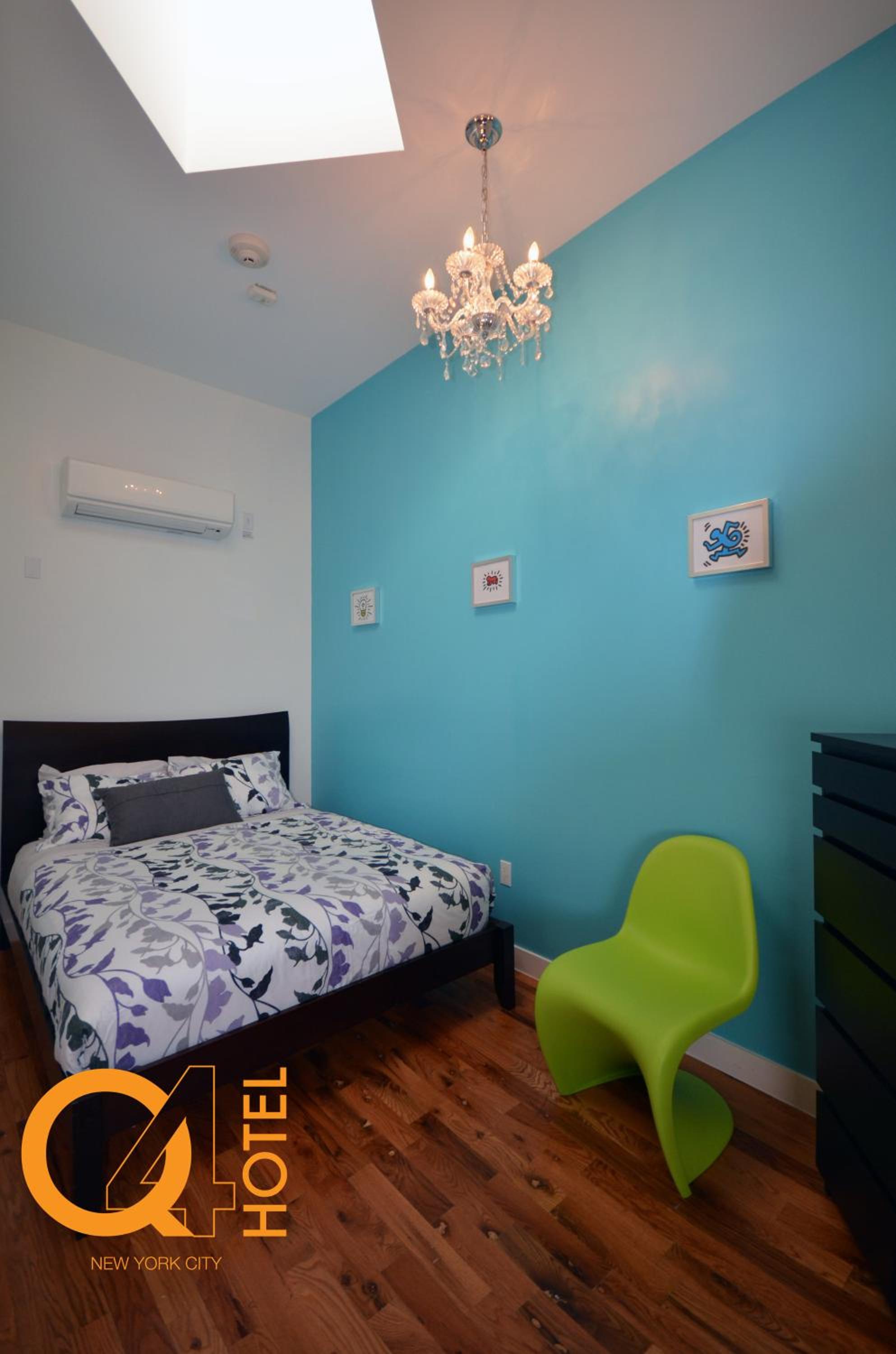 Queen Room photo 2