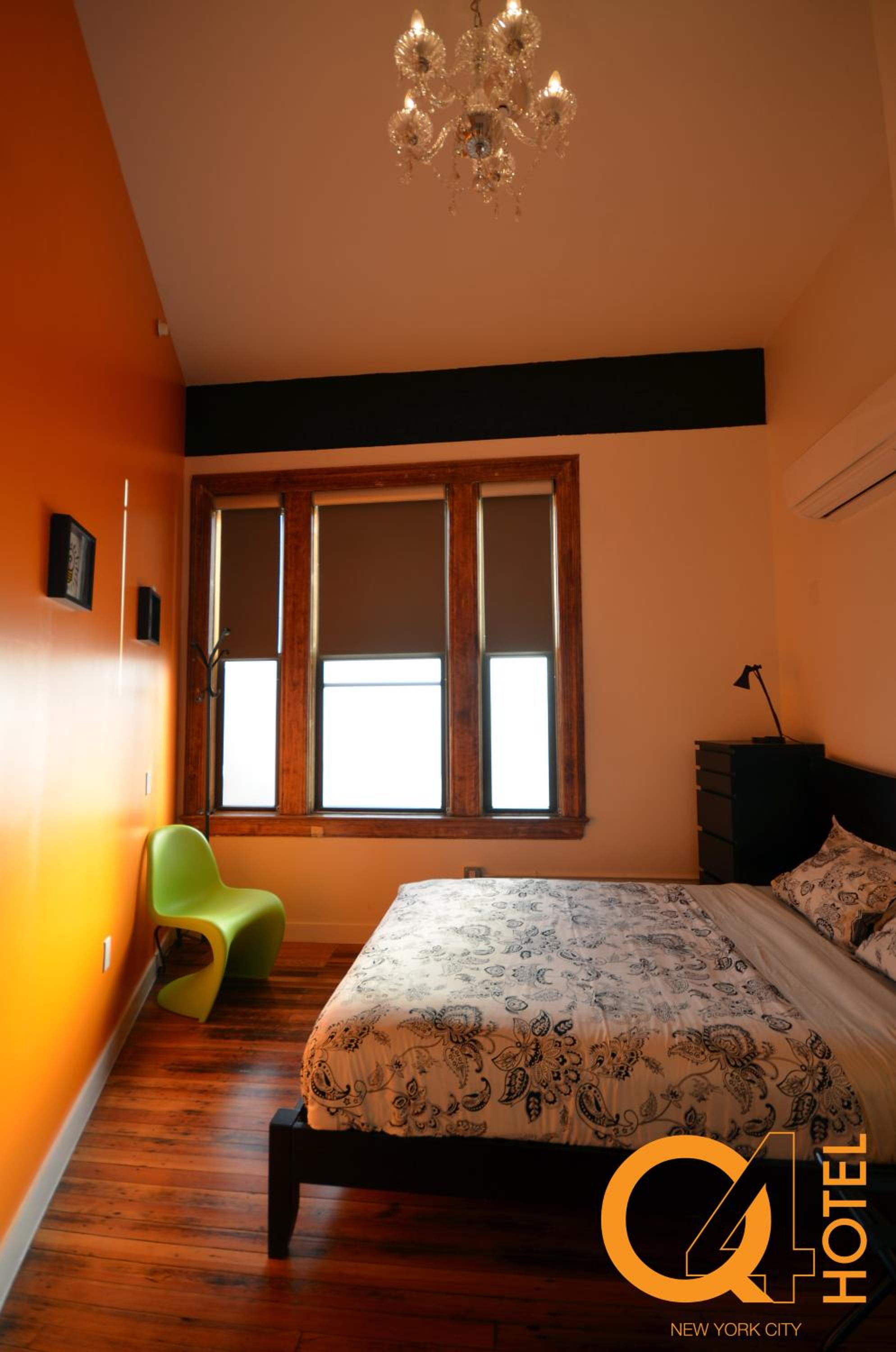 Queen Room photo 1
