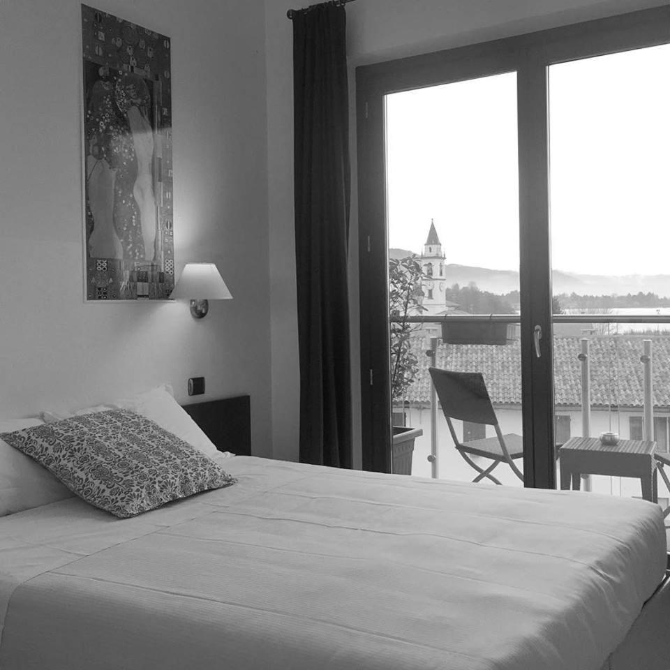 Double or Twin Room with Lake View - Photo 15