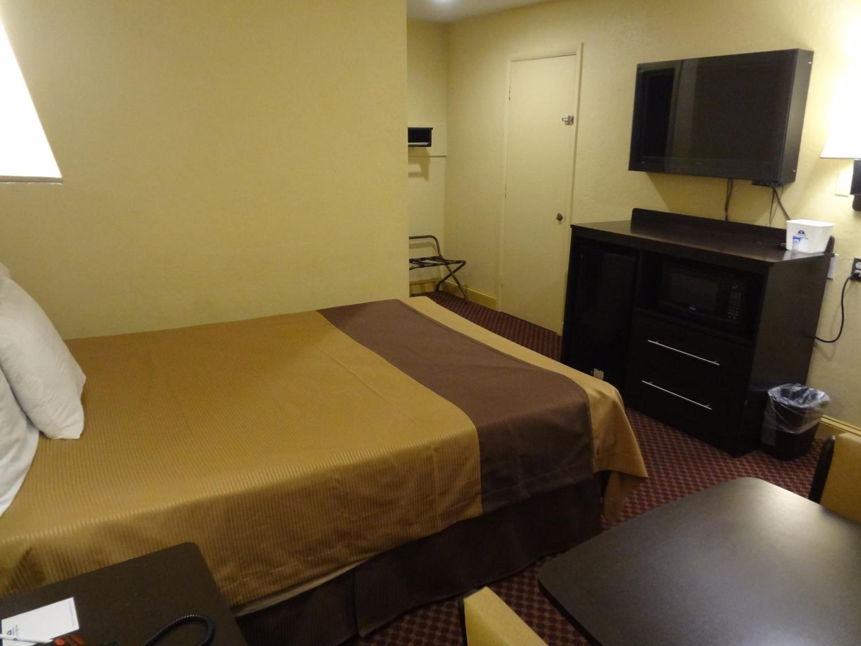 Queen Room - Non-Smoking - Photo 3