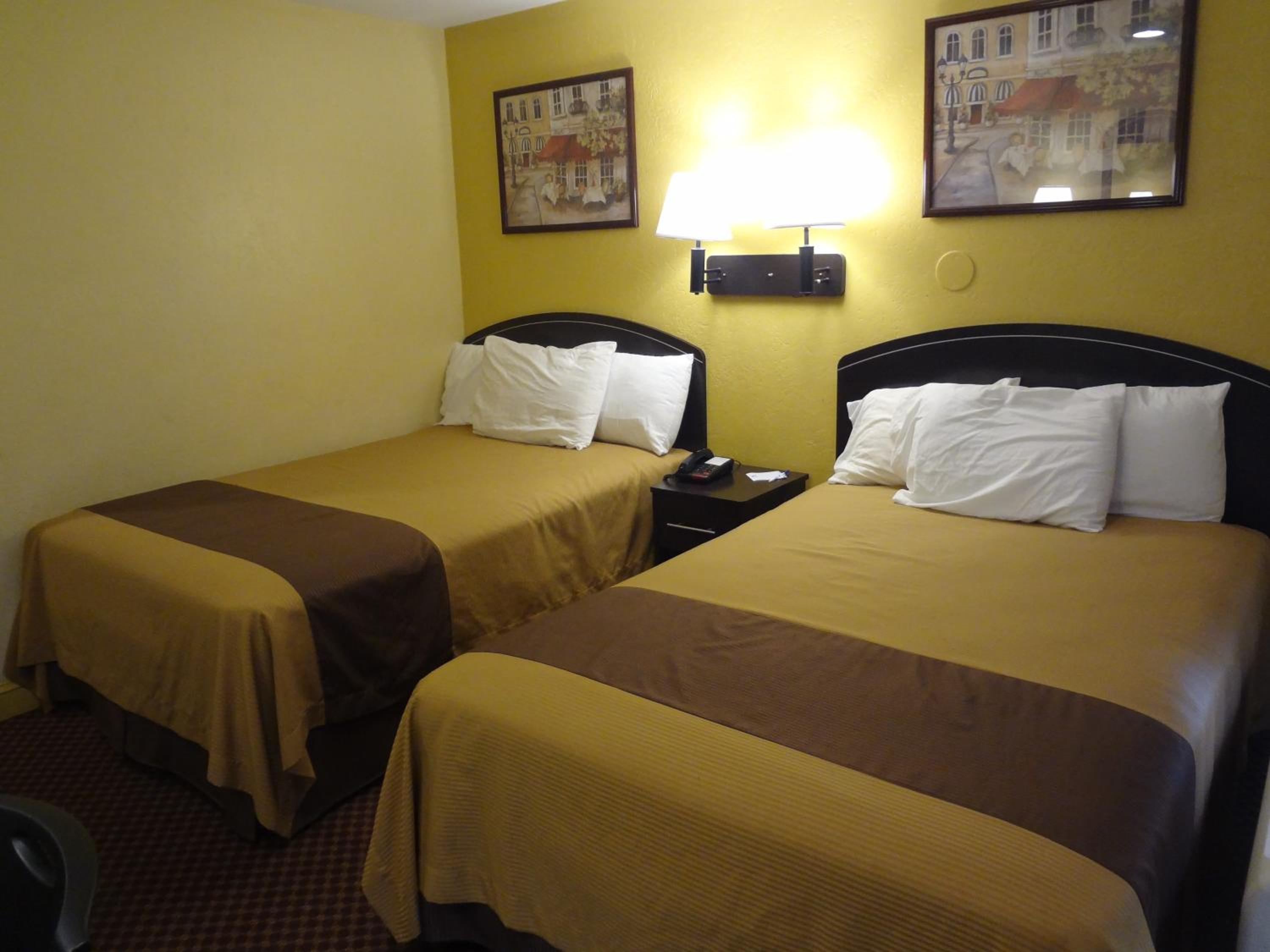 Double Room with Two Double Beds - Non-Smoking - Photo 2