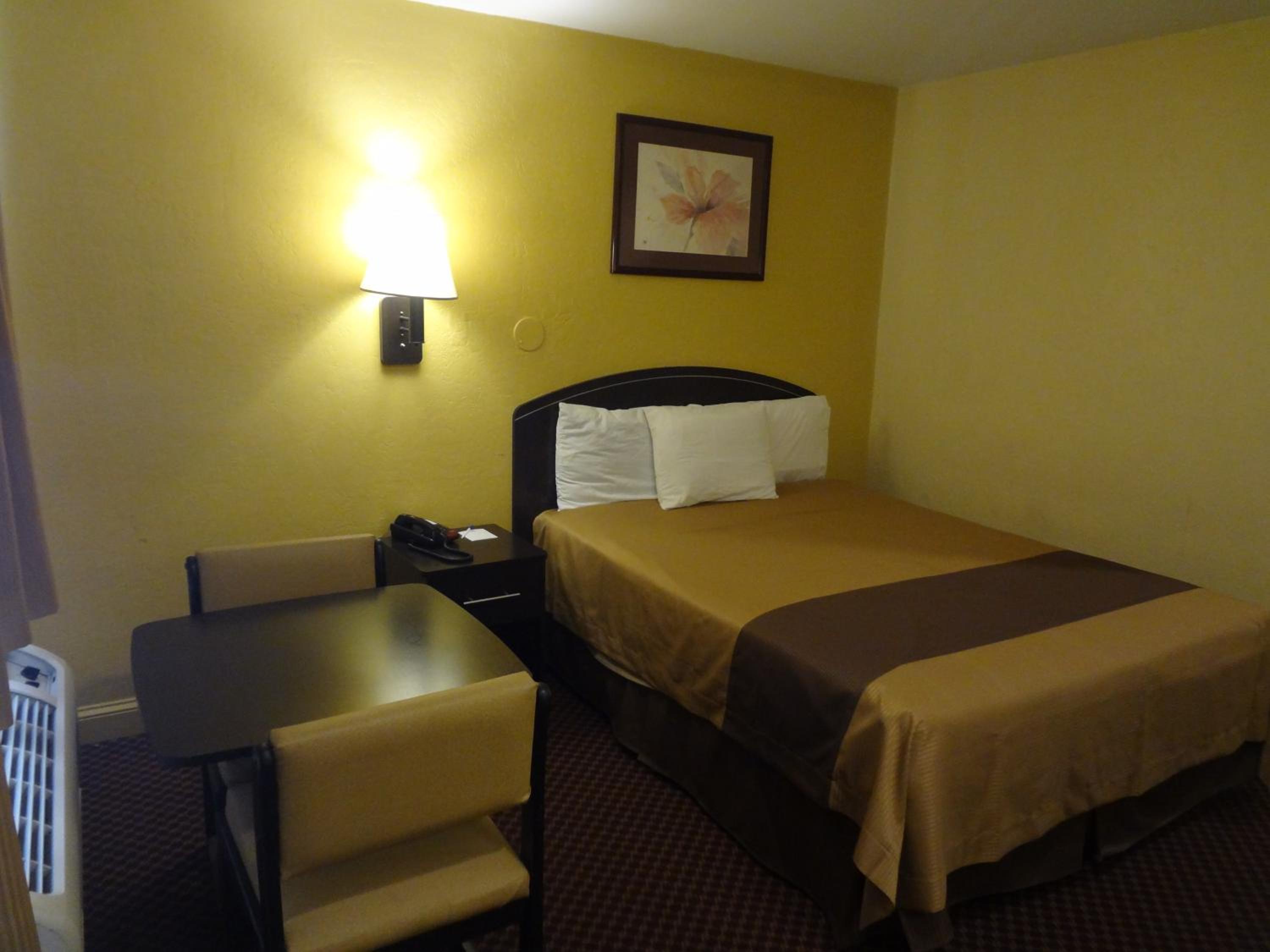 Queen Room - Non-Smoking - Photo 1