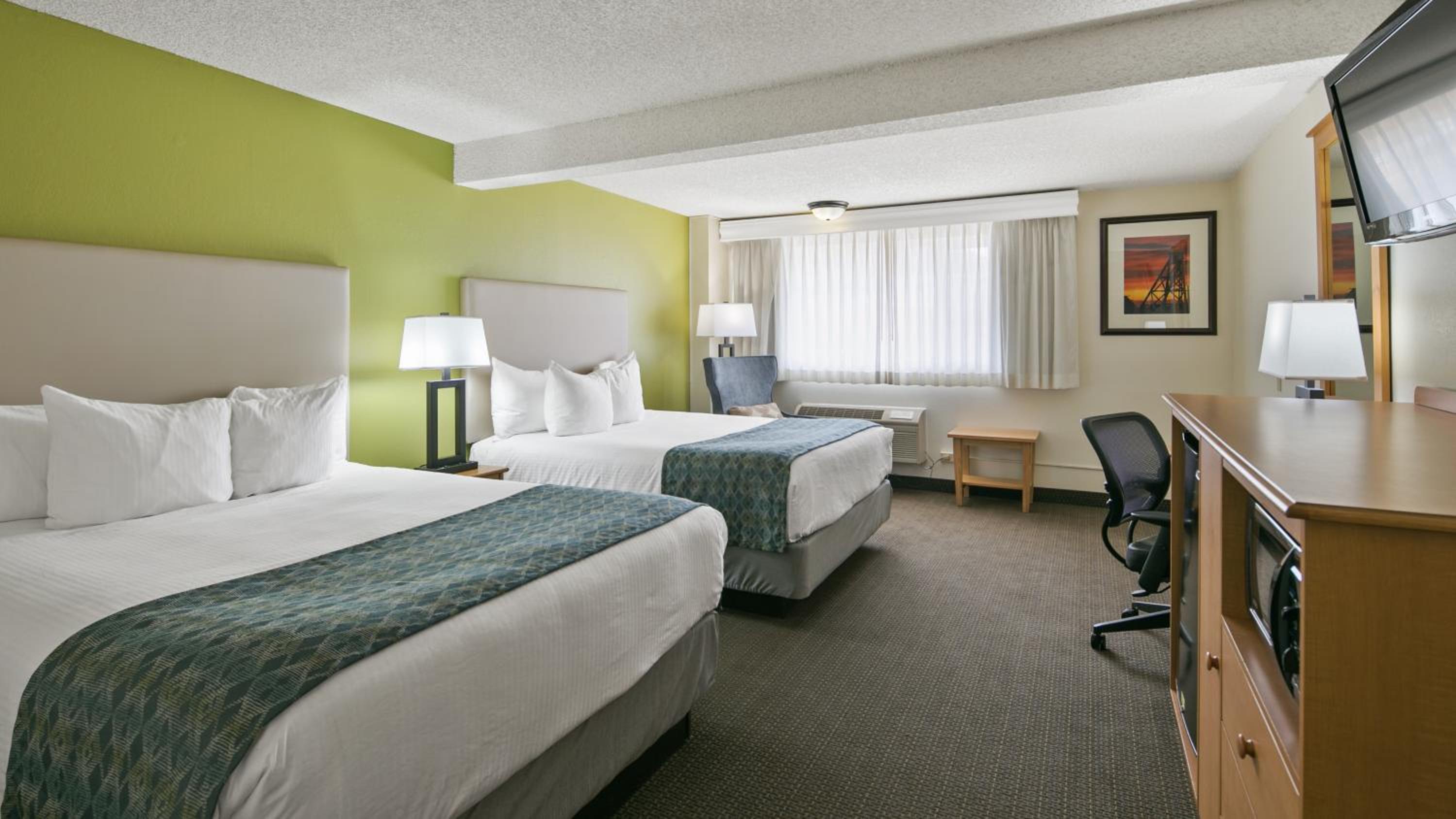 Queen Room with Two Queen Beds - Non-Smoking photo 3