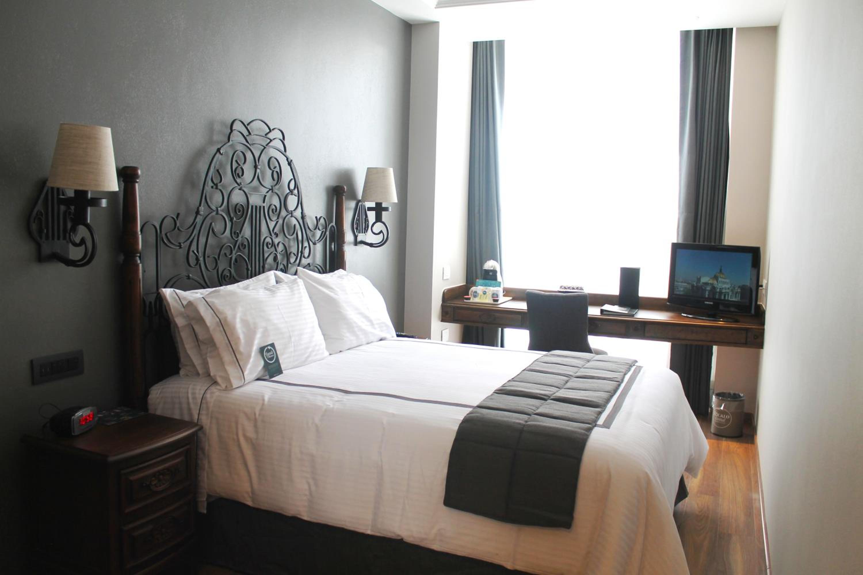 Standard Queen Room thumbnail 5