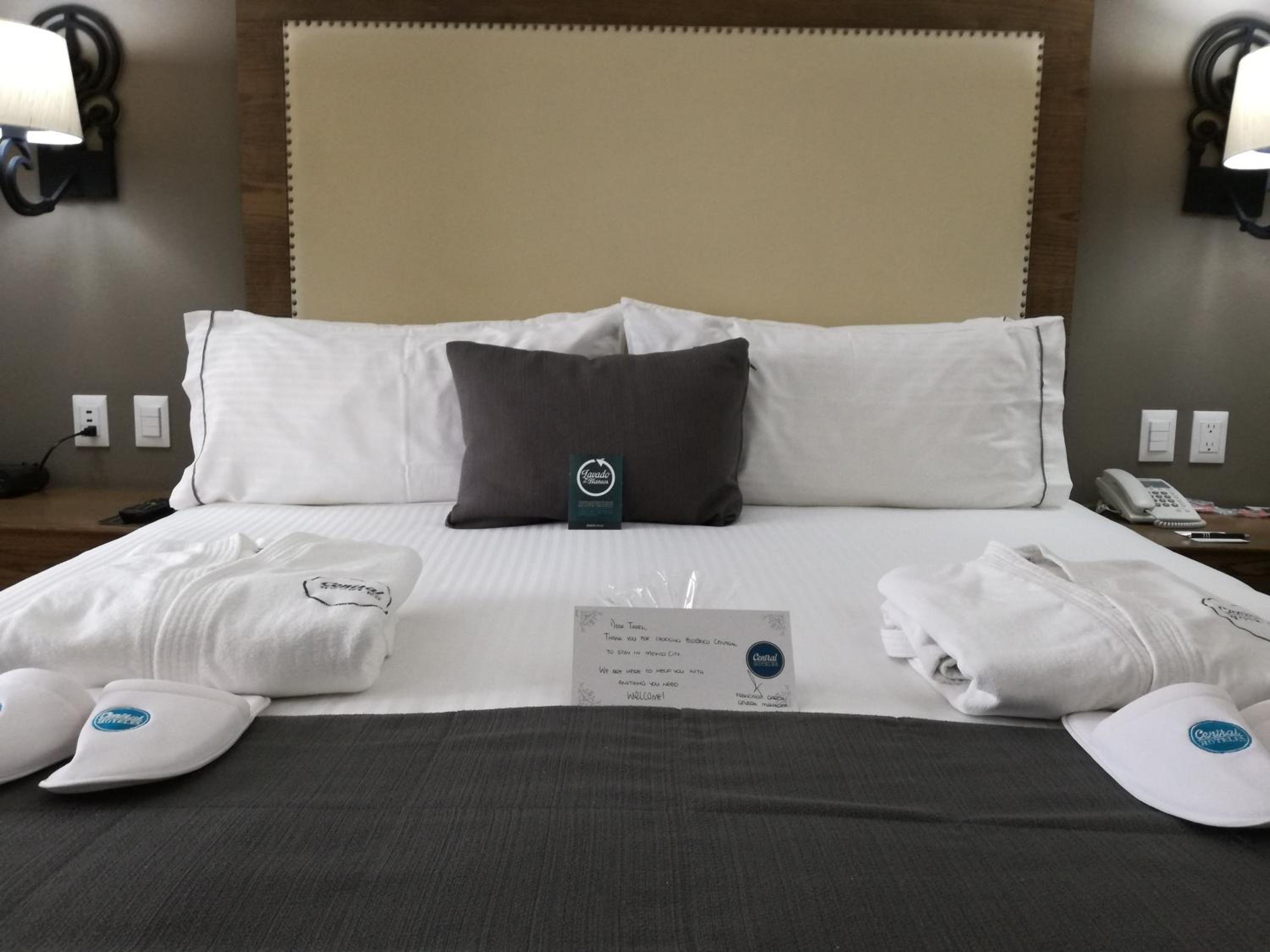 Deluxe Room thumbnail 6