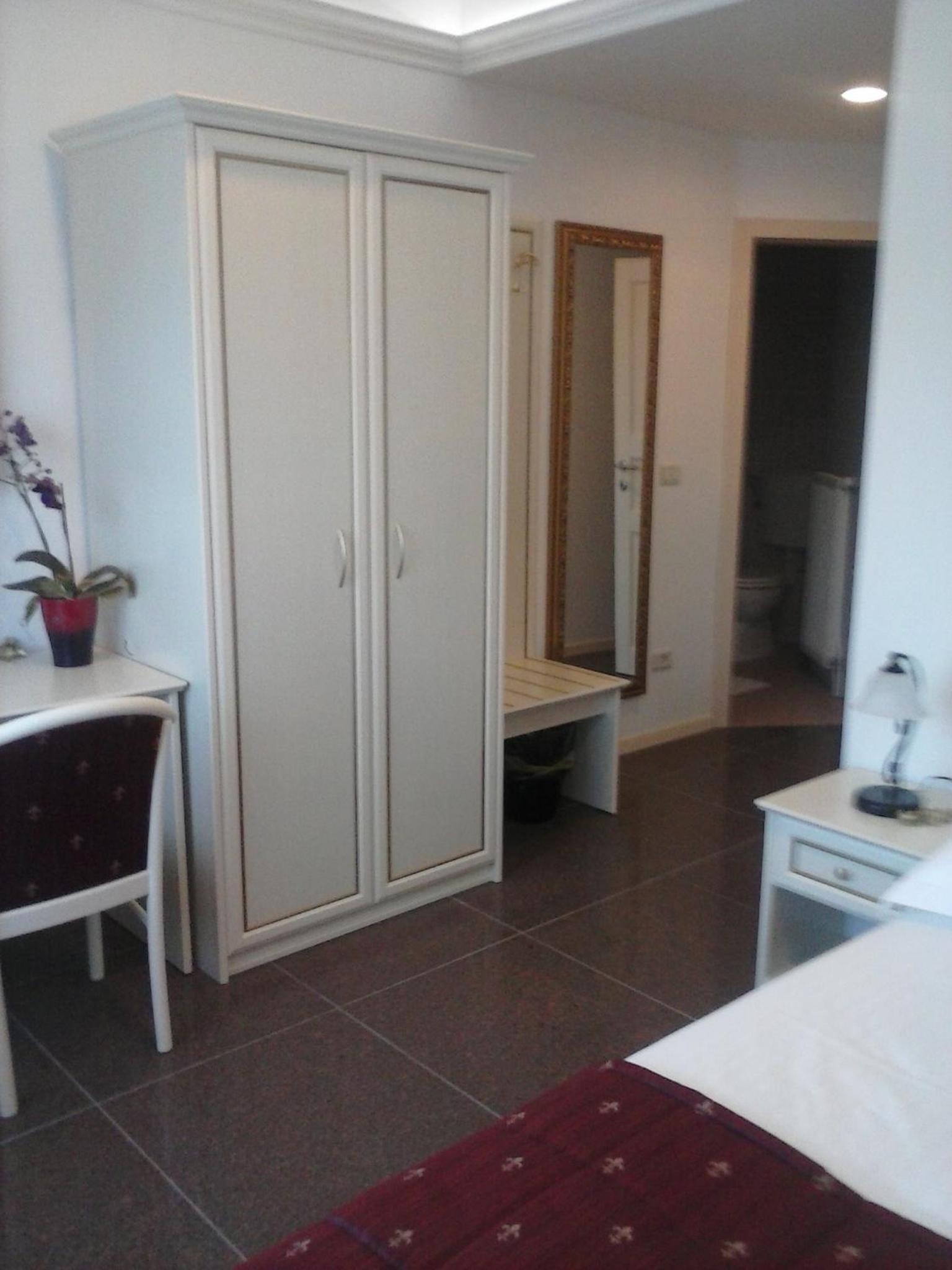 Double Room with Spa Bath - Photo 8