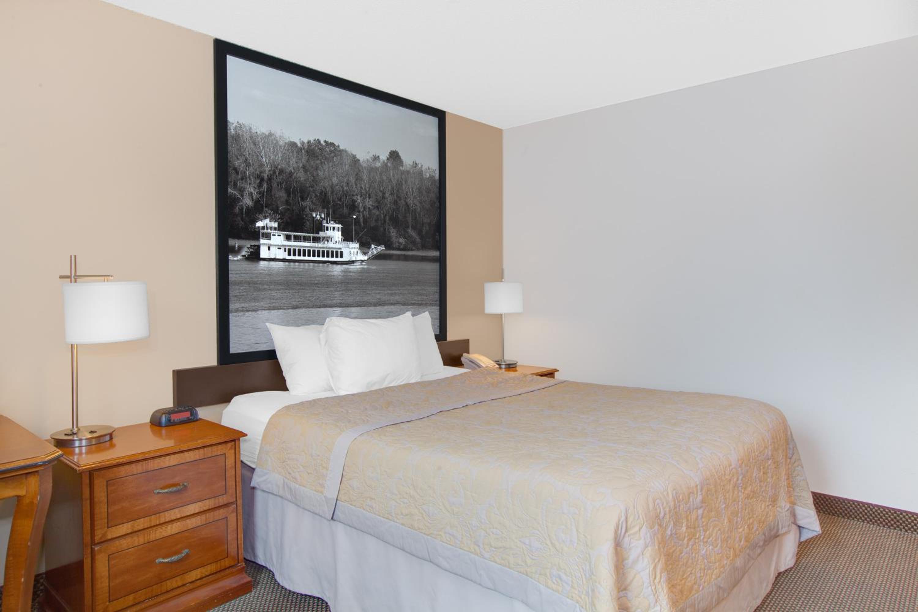 Queen Room - Non-Smoking - Photo 1