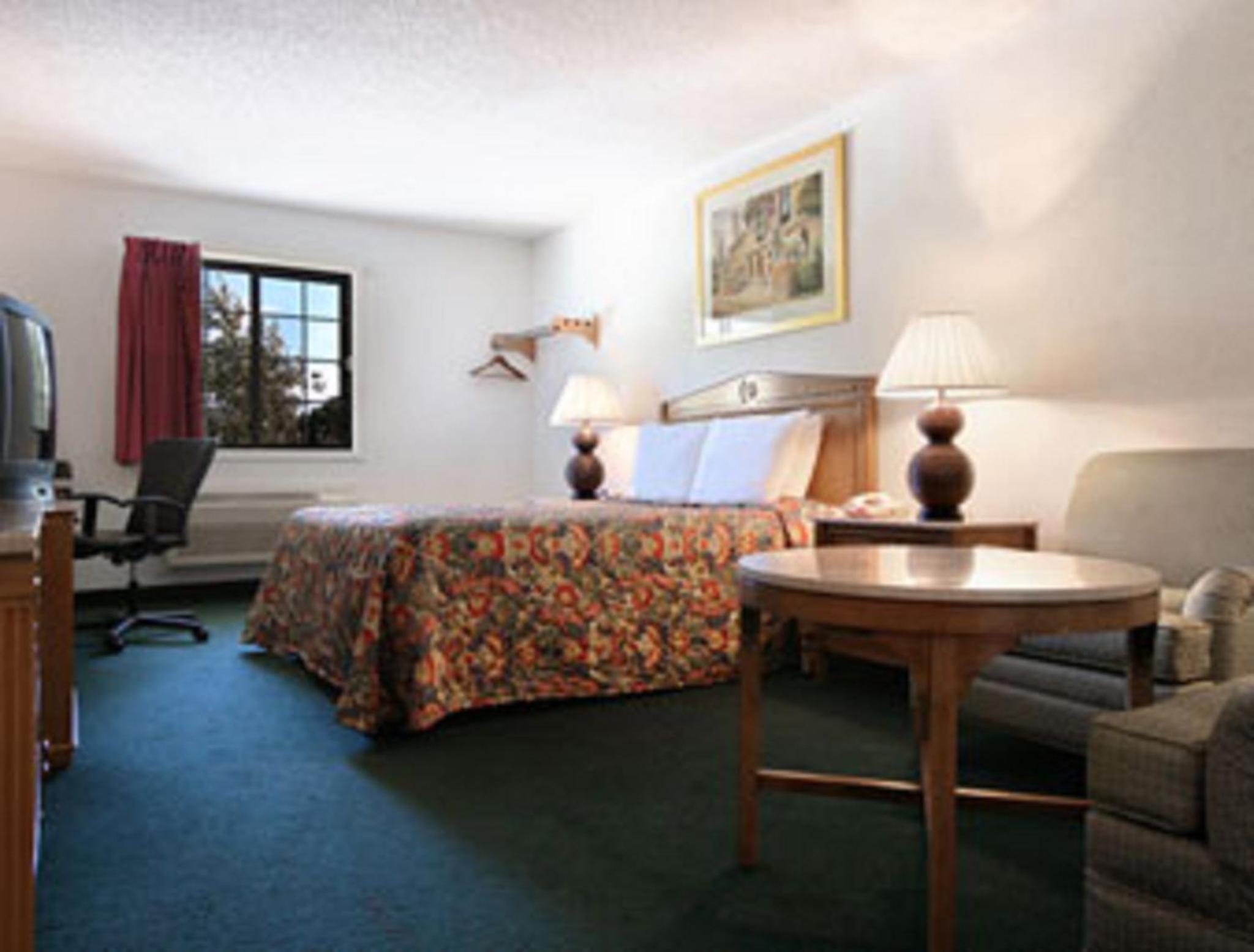 Queen Room - Non-Smoking photo 3