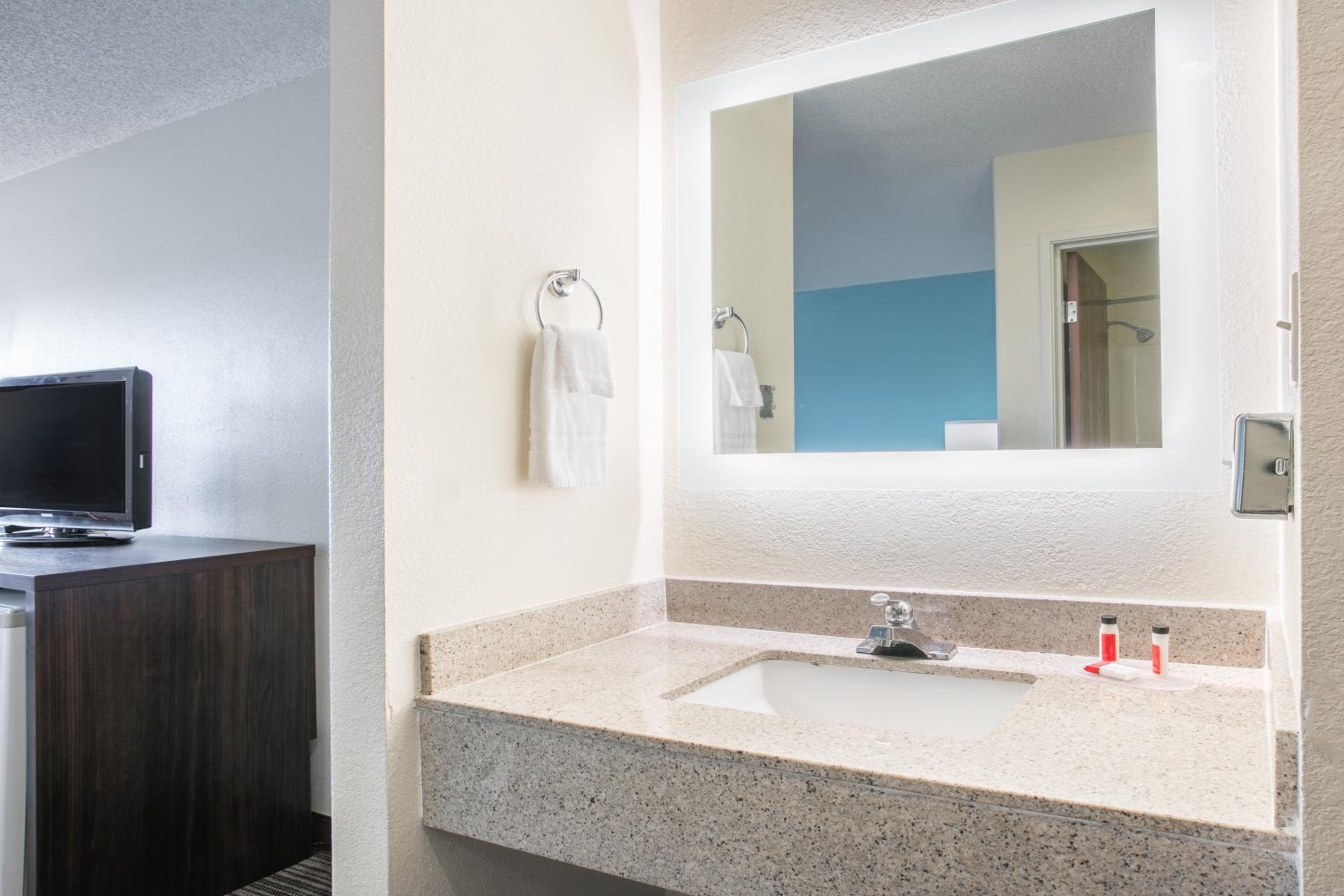 King Room - Mobility Access/Non-Smoking - Photo 4