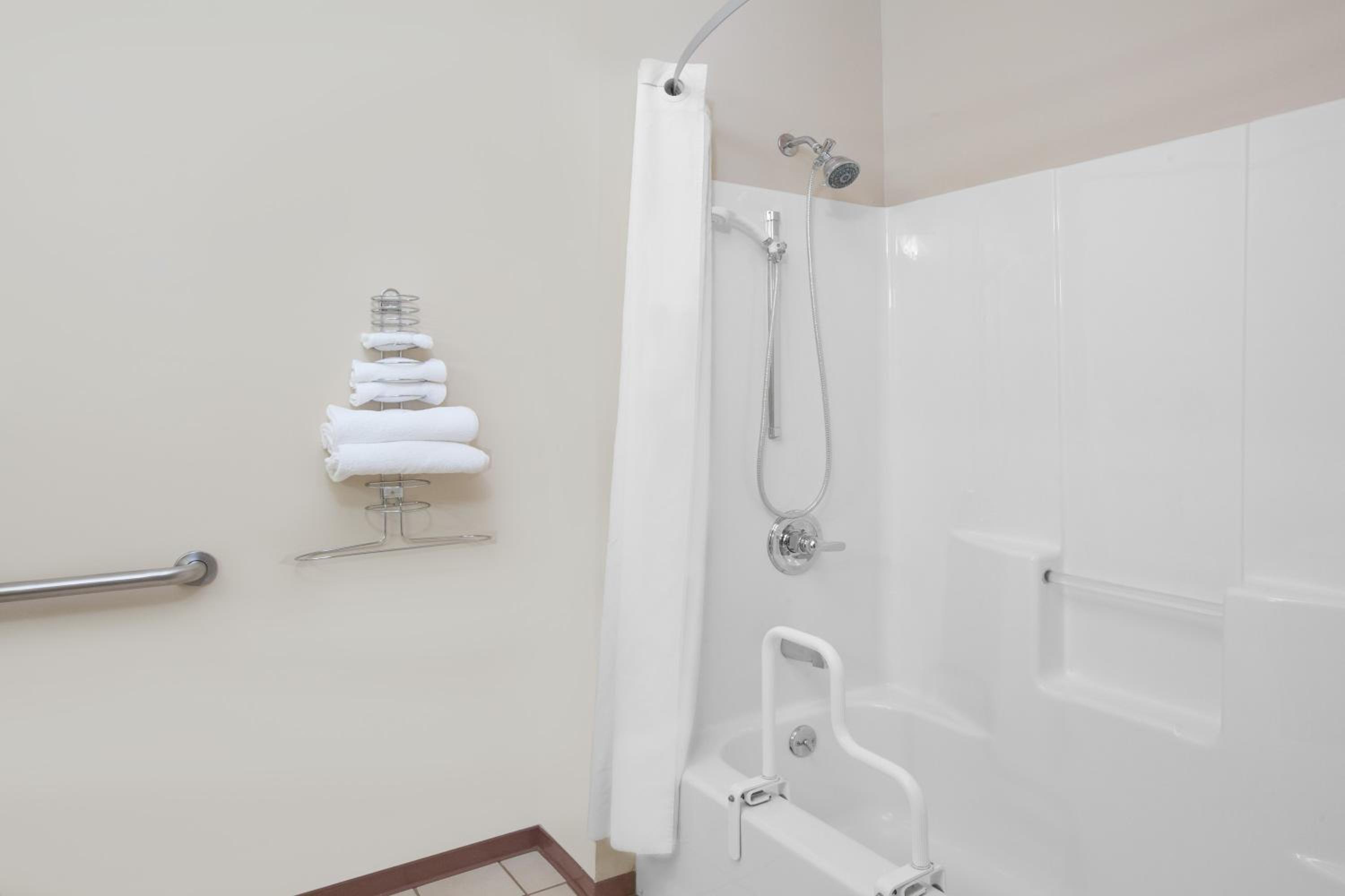 Queen Room with Bath Tub - Mobility Accessible/Non-Smoking - Photo 5