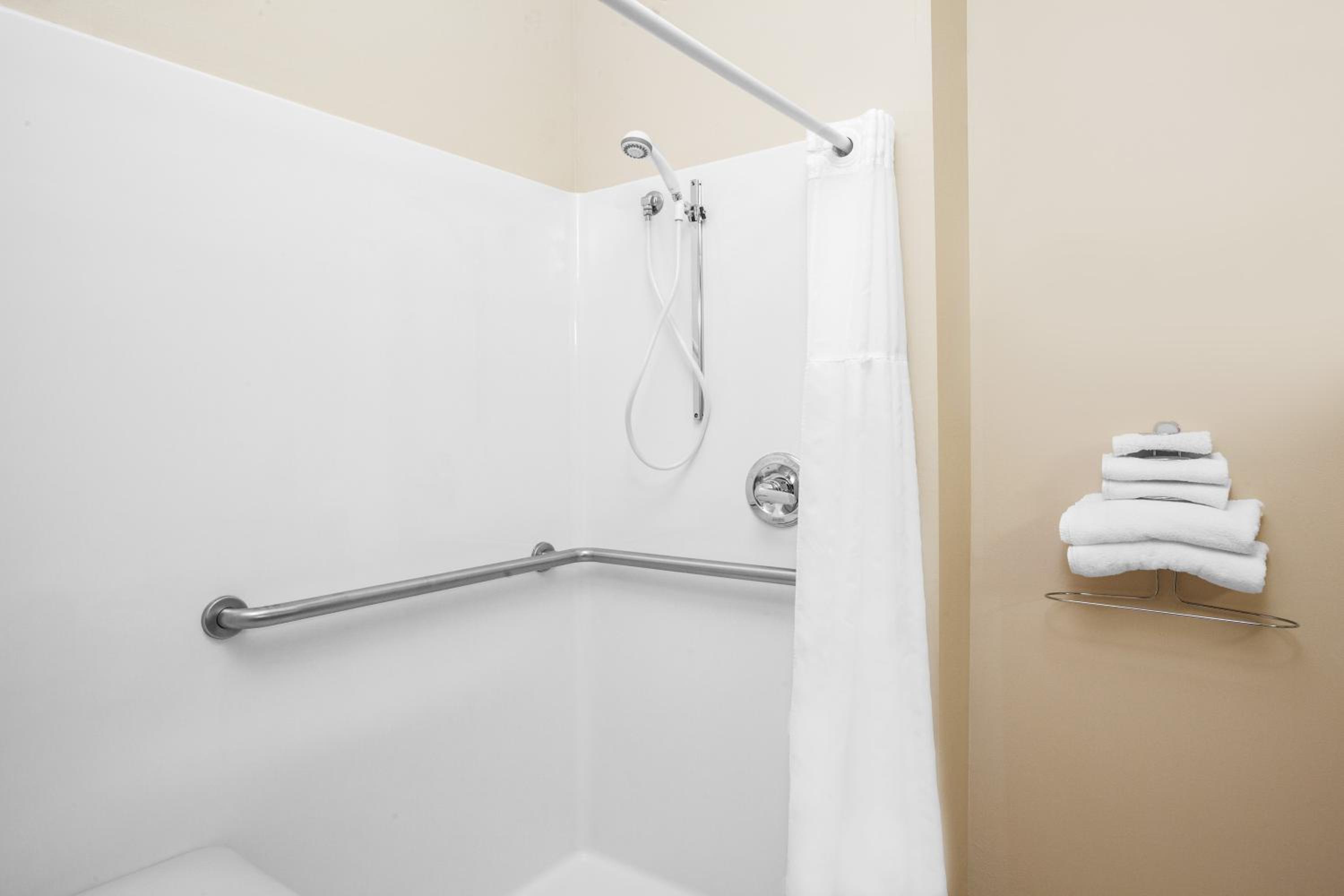 Queen Room with Bath Tub - Mobility Accessible/Non-Smoking - Photo 10