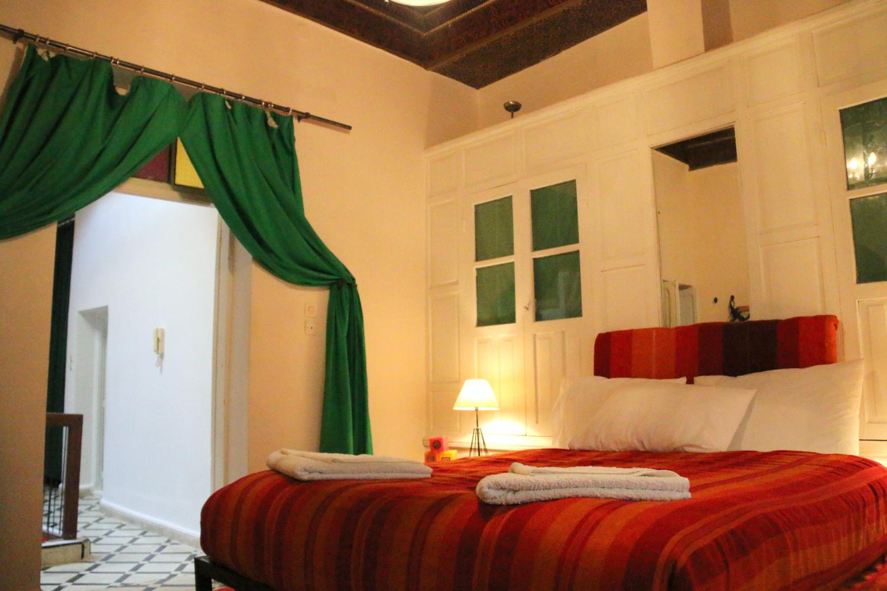 Queen Room With External Window - Photo 6