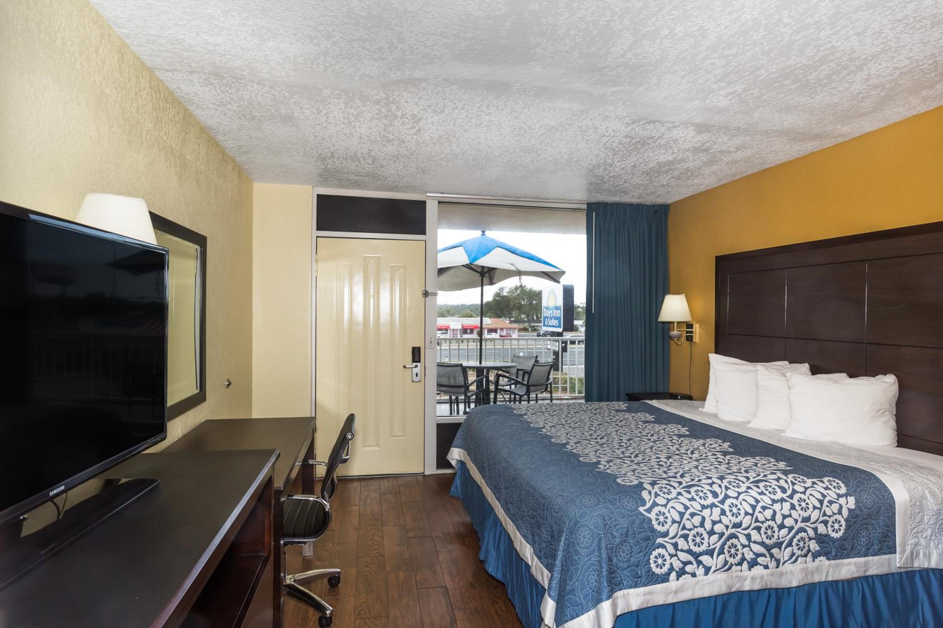 One-Bedroom King Suite - Non-Smoking - Photo 6