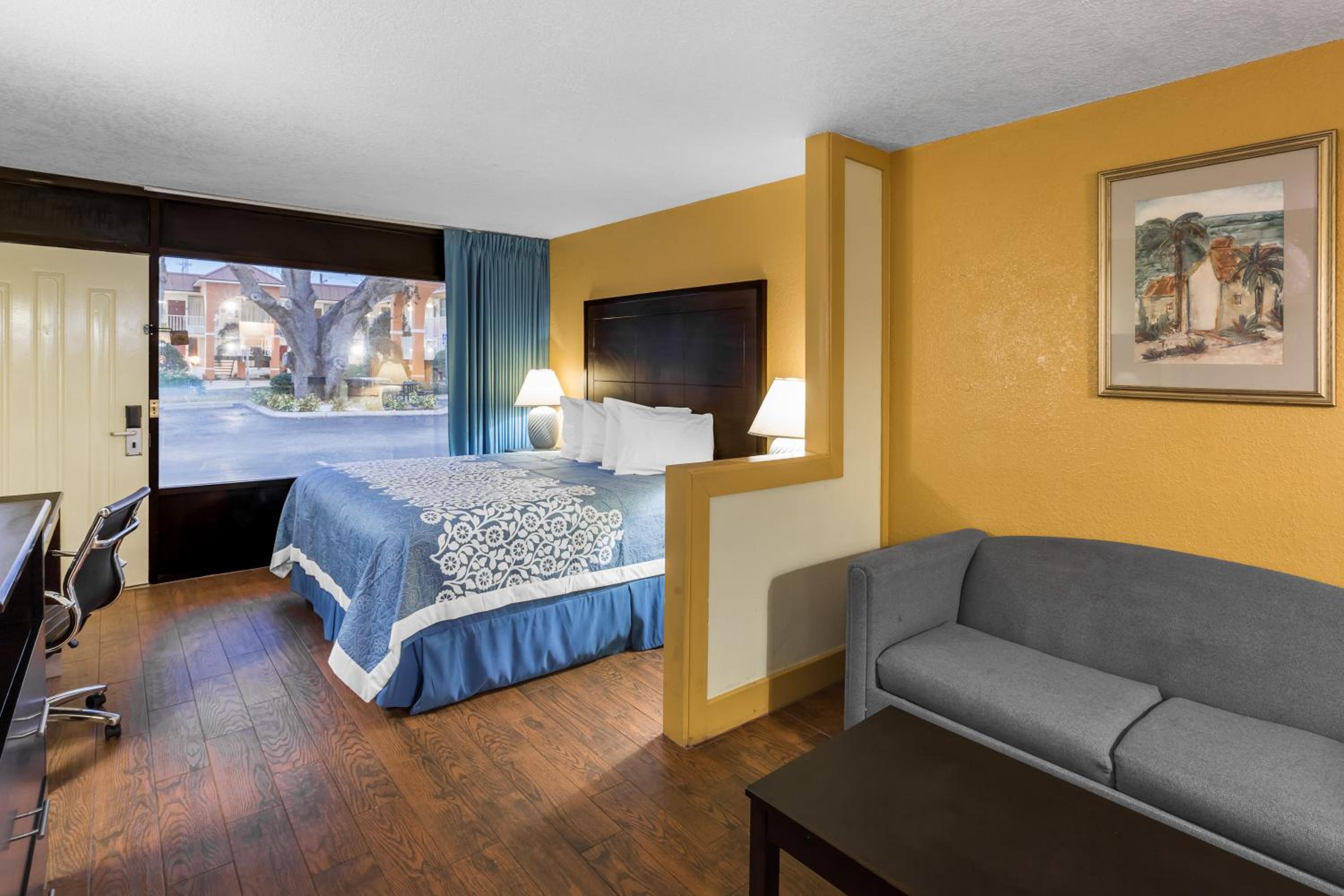 One-Bedroom King Suite - Non-Smoking - Photo 2