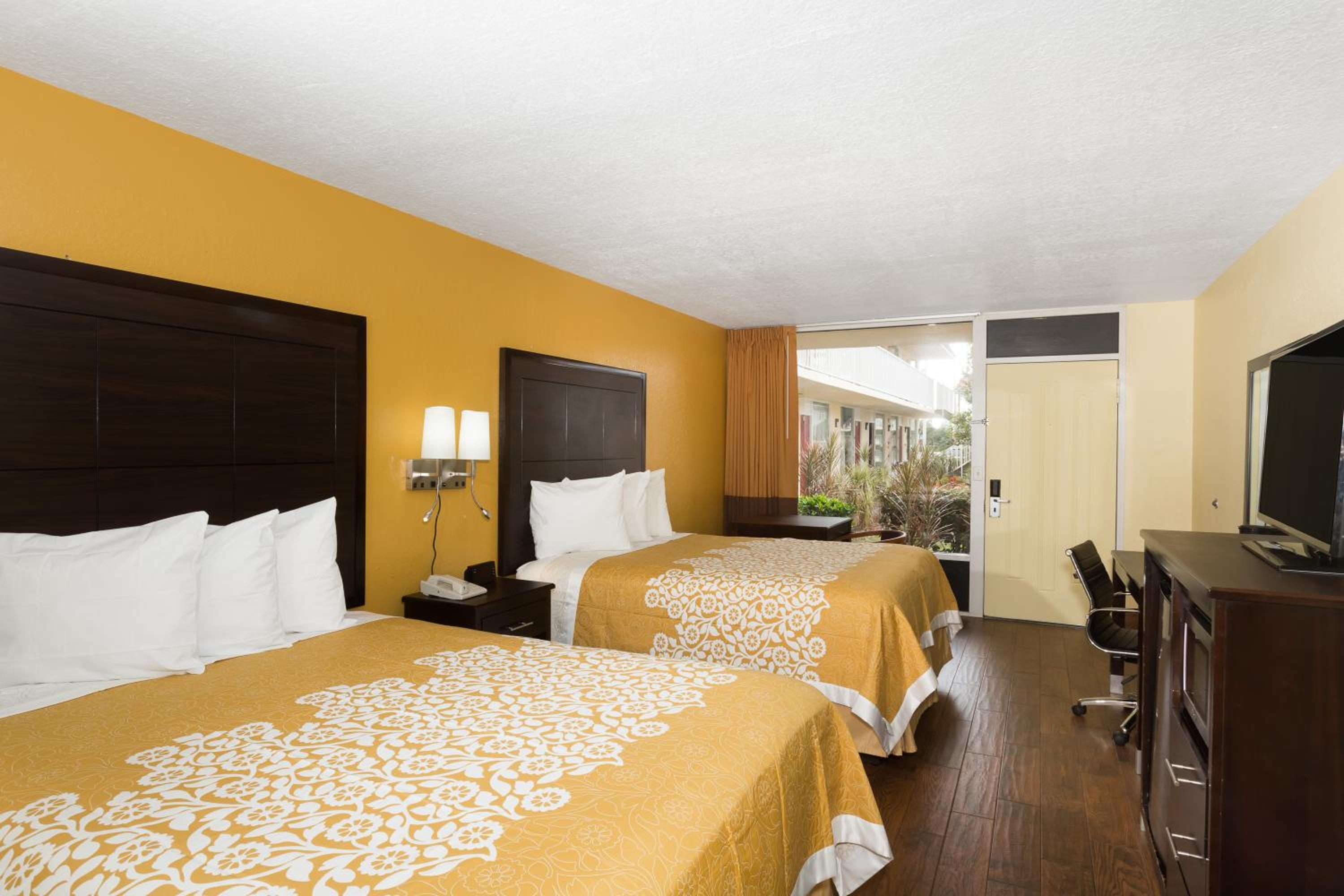 Deluxe Queen Room with Two Queen Beds - Non-Smoking - Photo 1