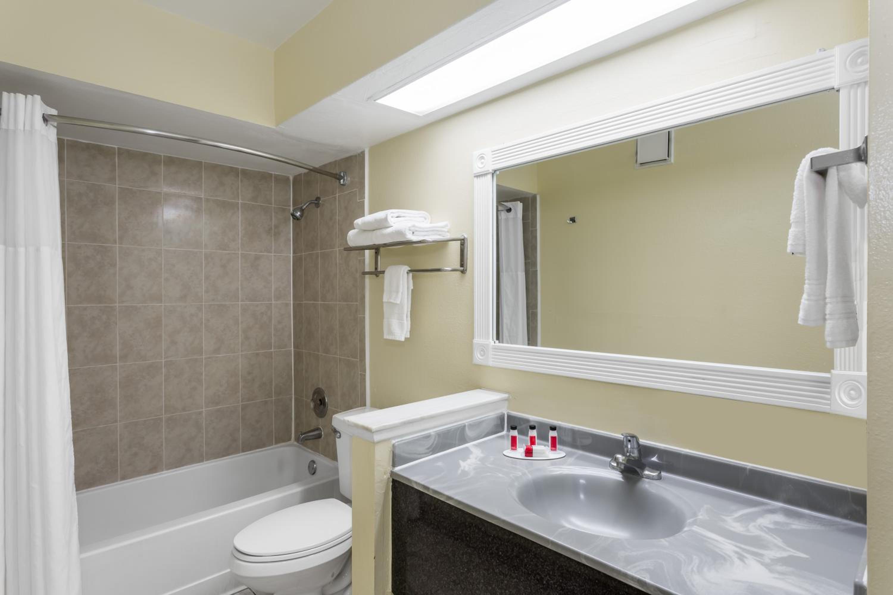 One-Bedroom King Suite - Non-Smoking - Photo 7