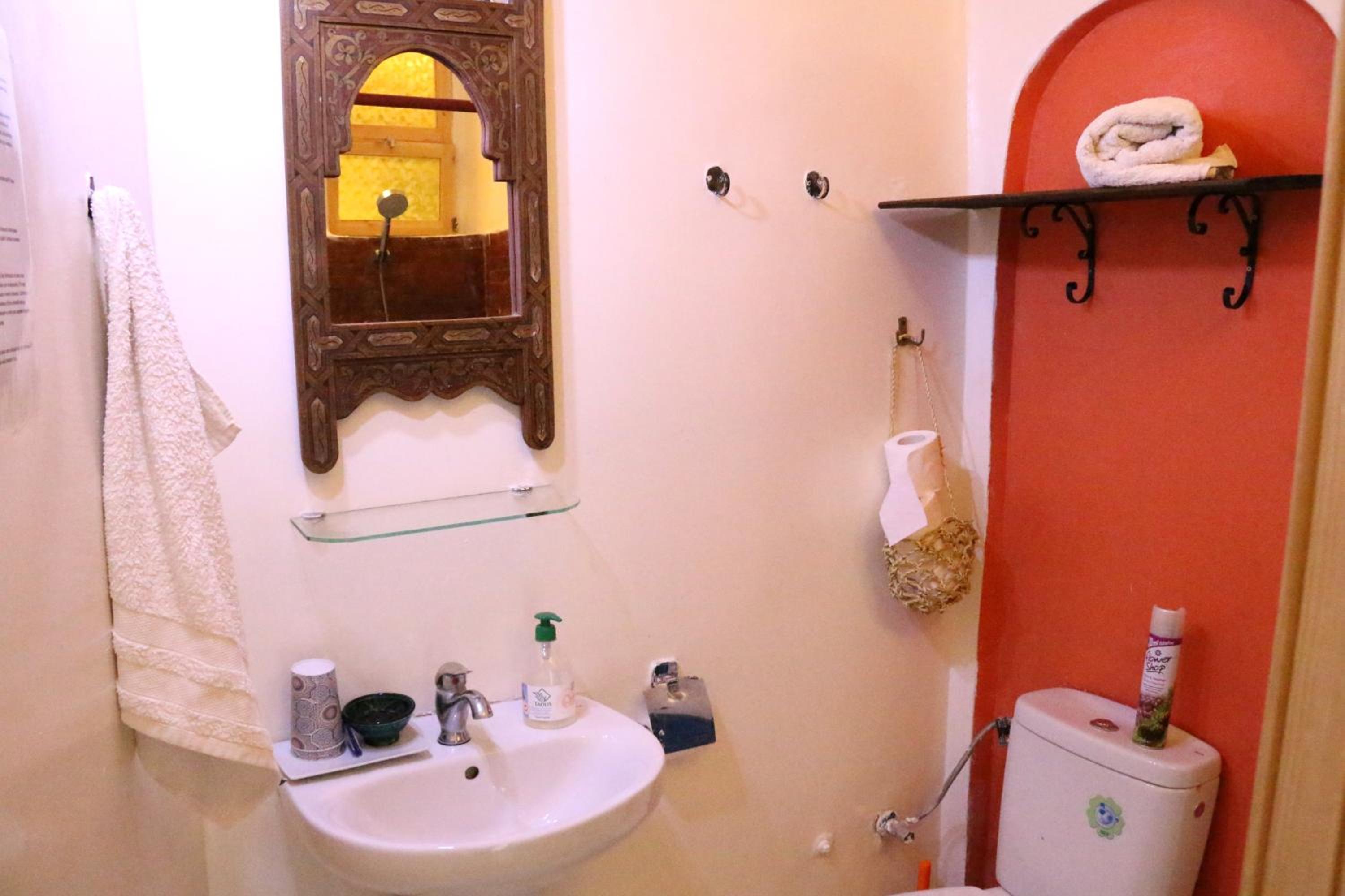 Queen Room With External Window - Photo 5