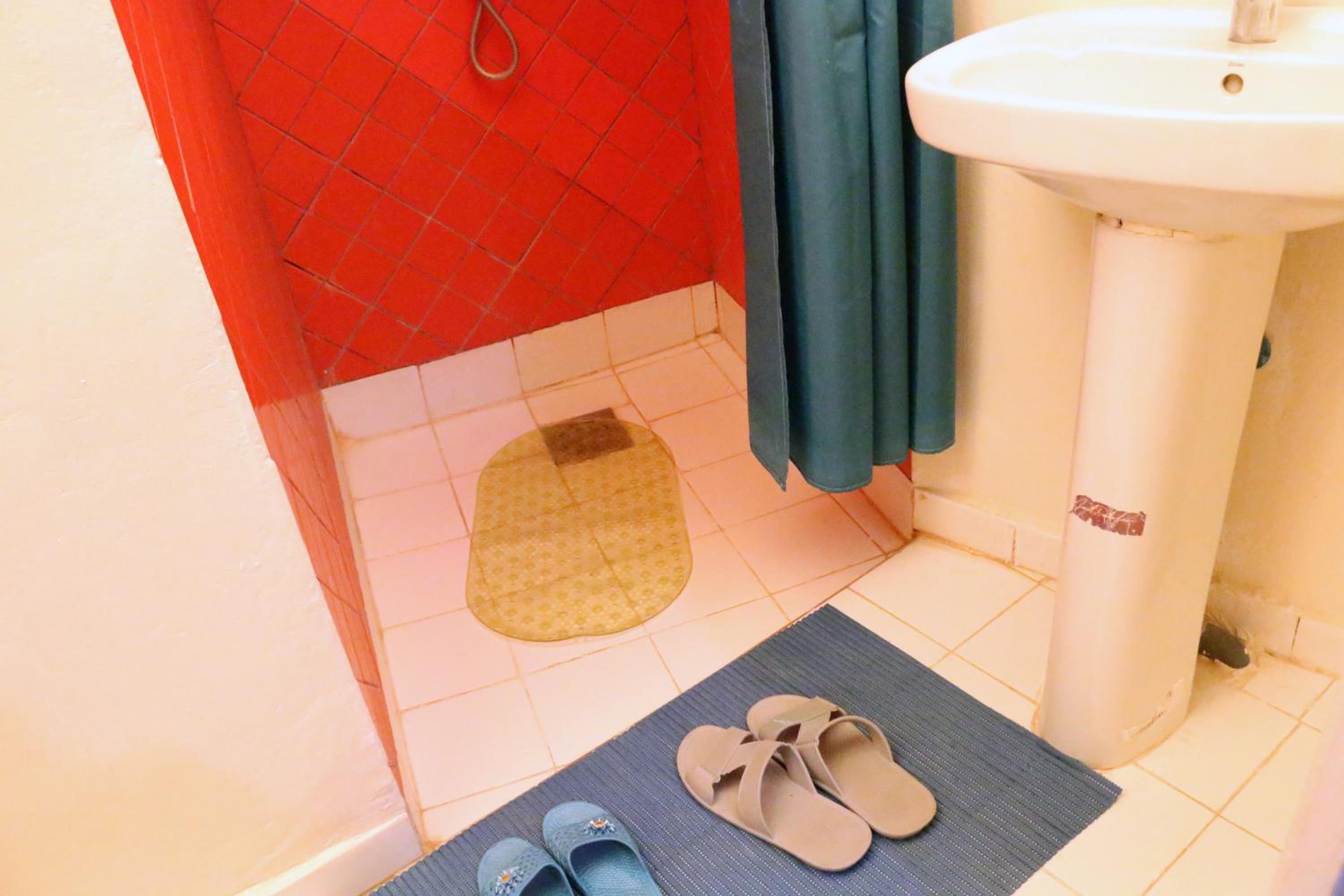 Double Room with Private Bathroom - Photo 4