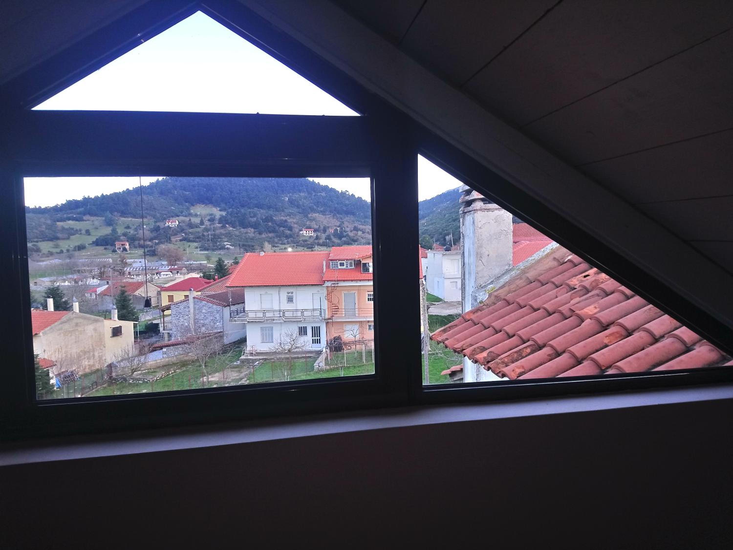 Family Room with Mountain View - Photo 3
