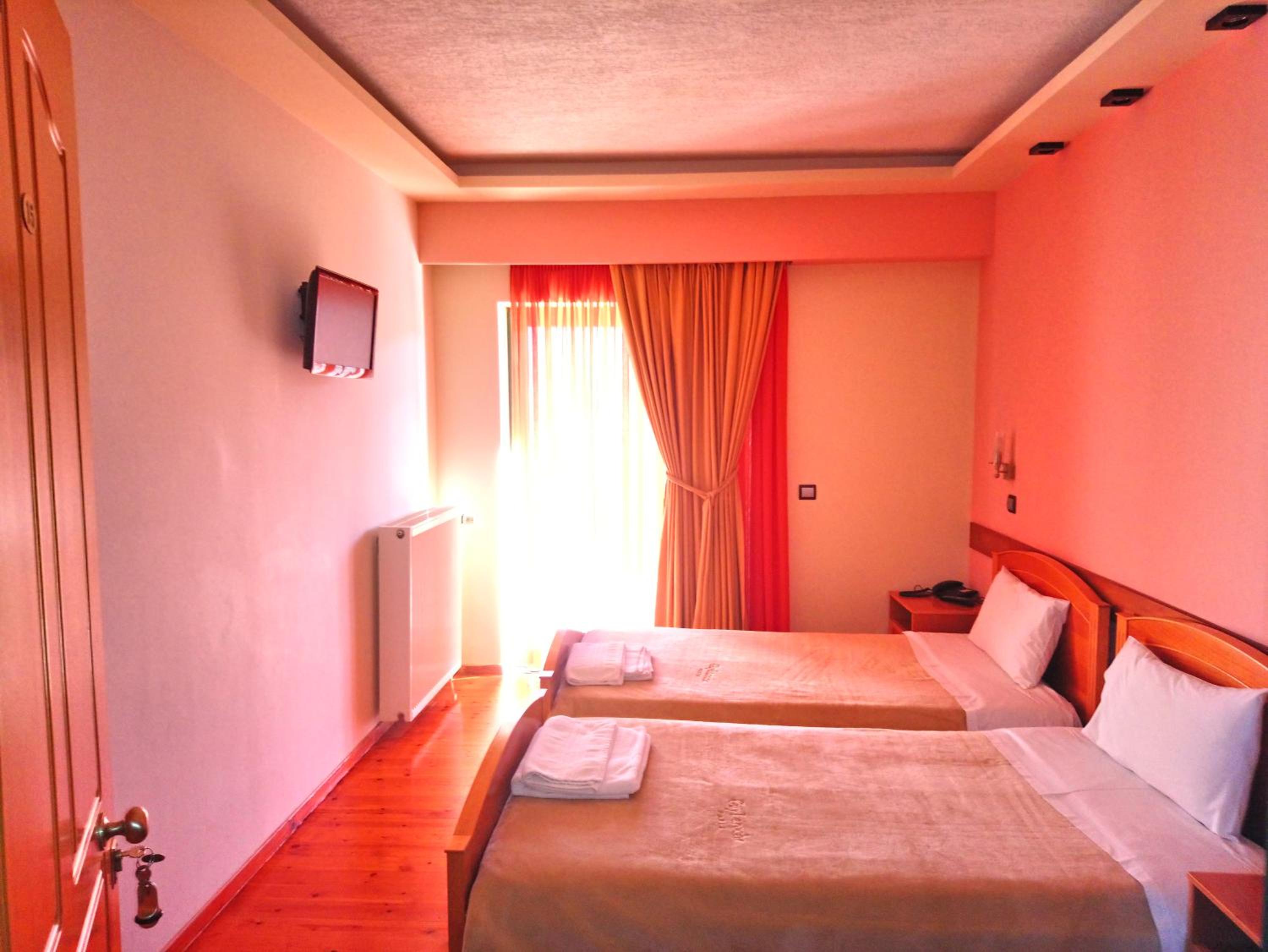 Standard Twin Room with Mountain View - Photo 1