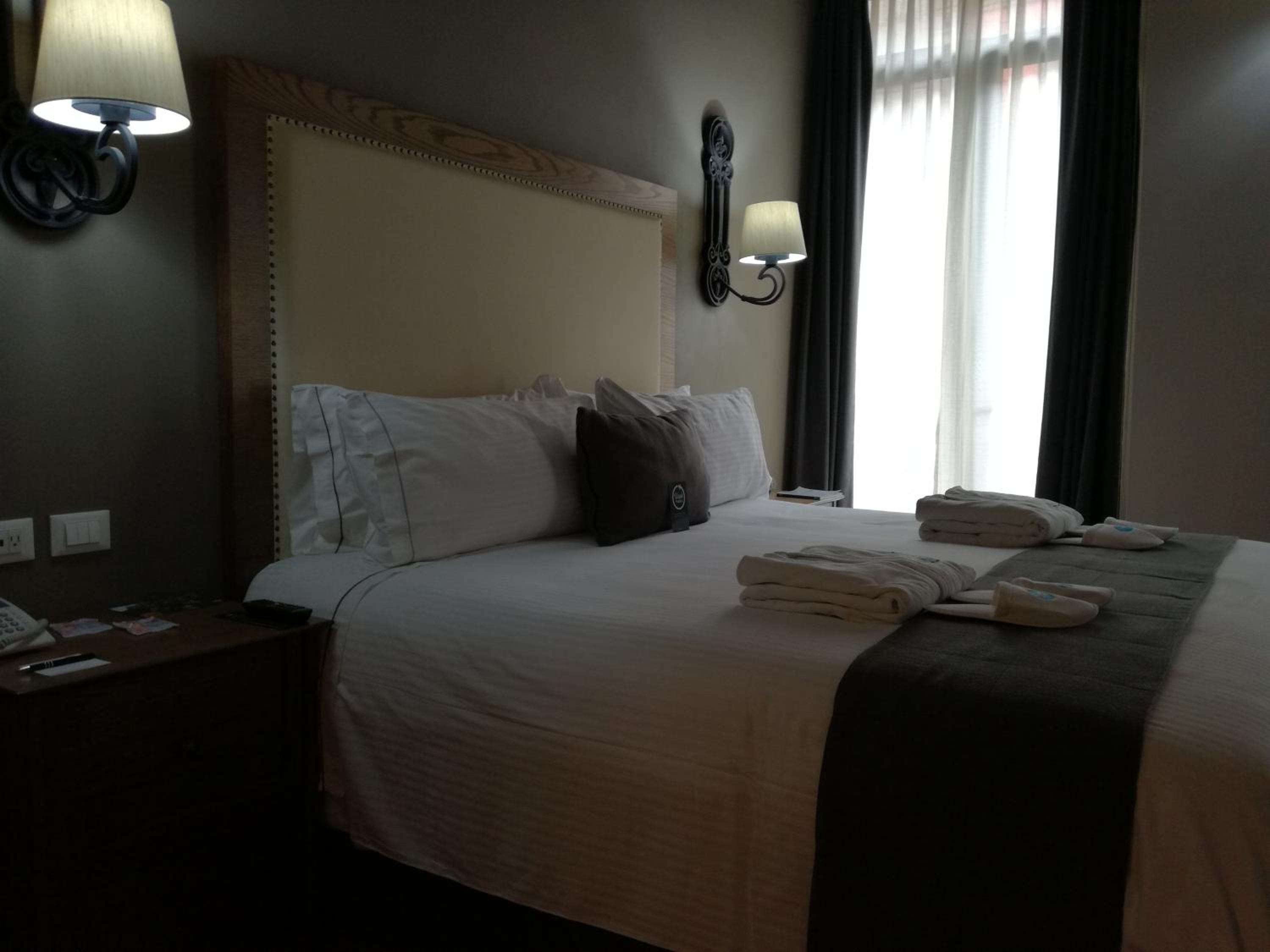 Double Room with Balcony thumbnail 5