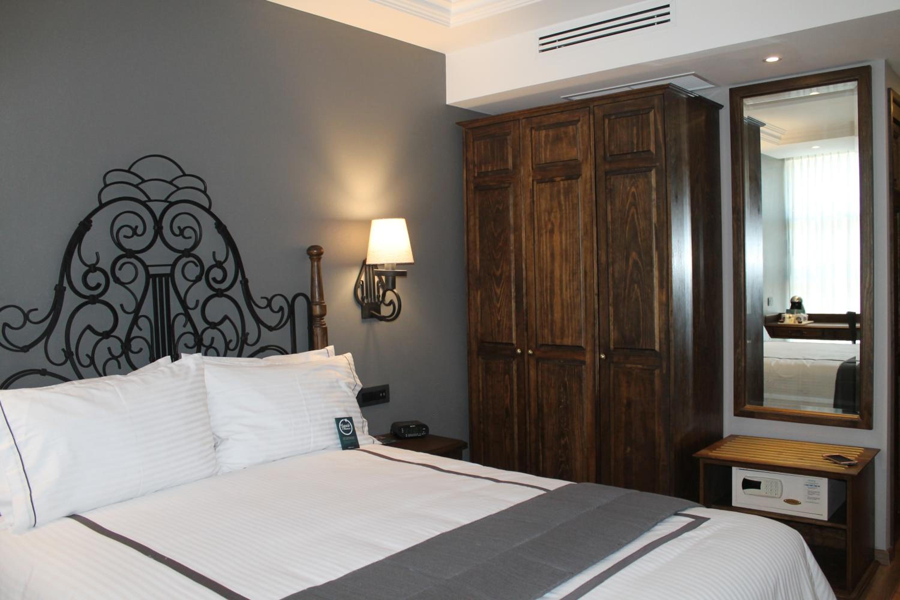 Deluxe King Room photo 1