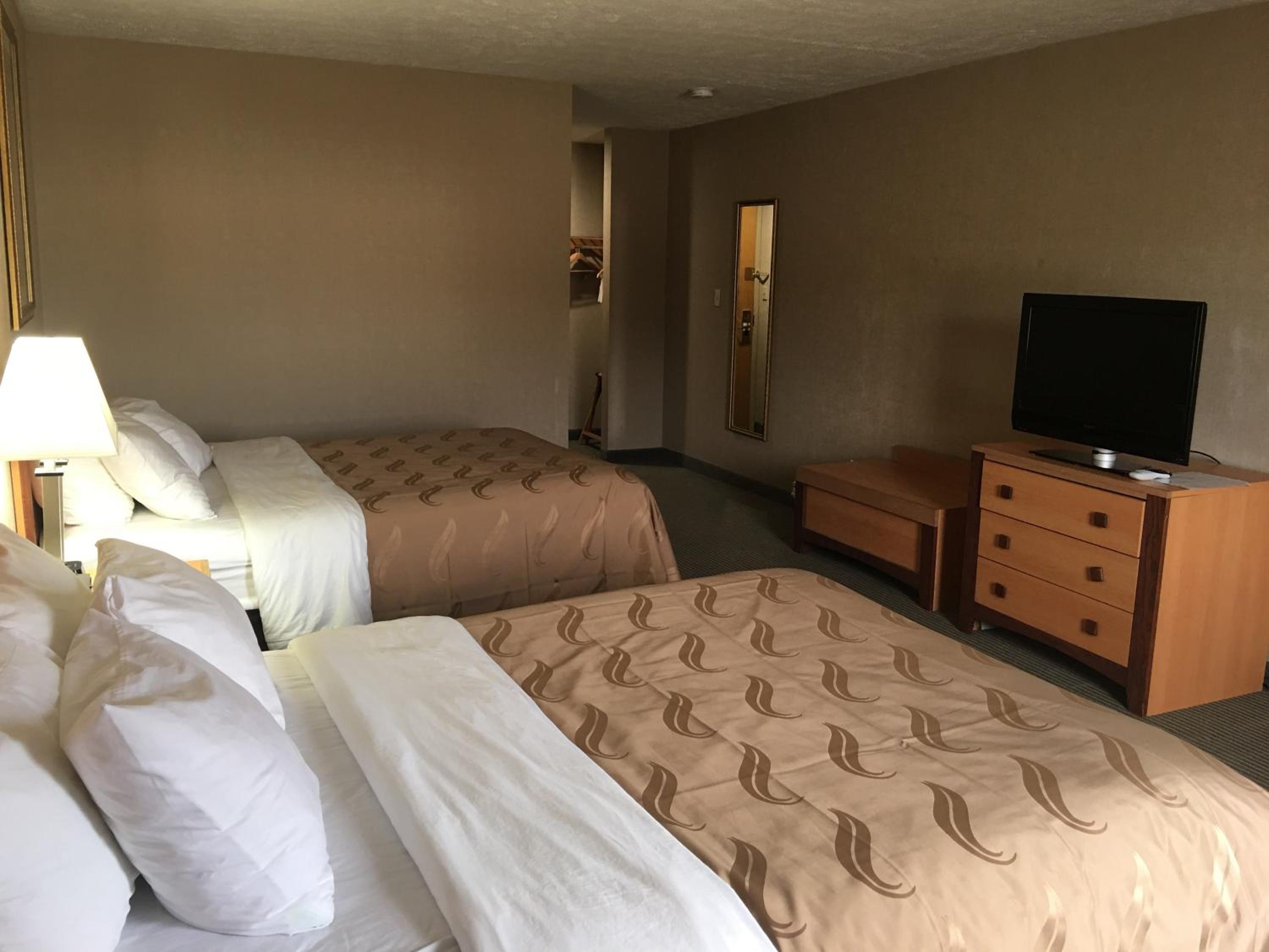 Deluxe Queen Room with Two Queen Beds - Photo 3
