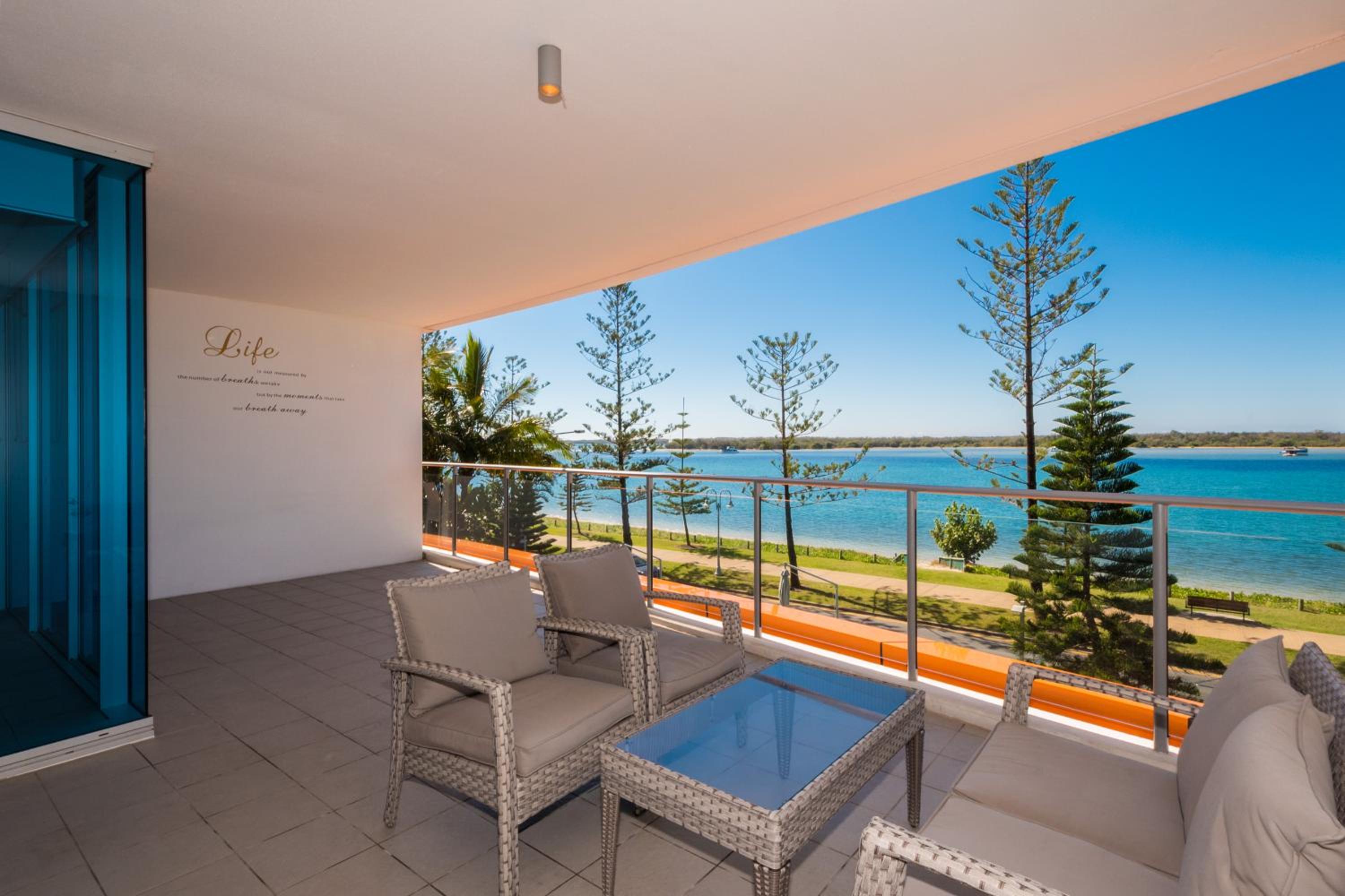 1 Bedroom Superior Apartment – Broadwater View thumbnail 5