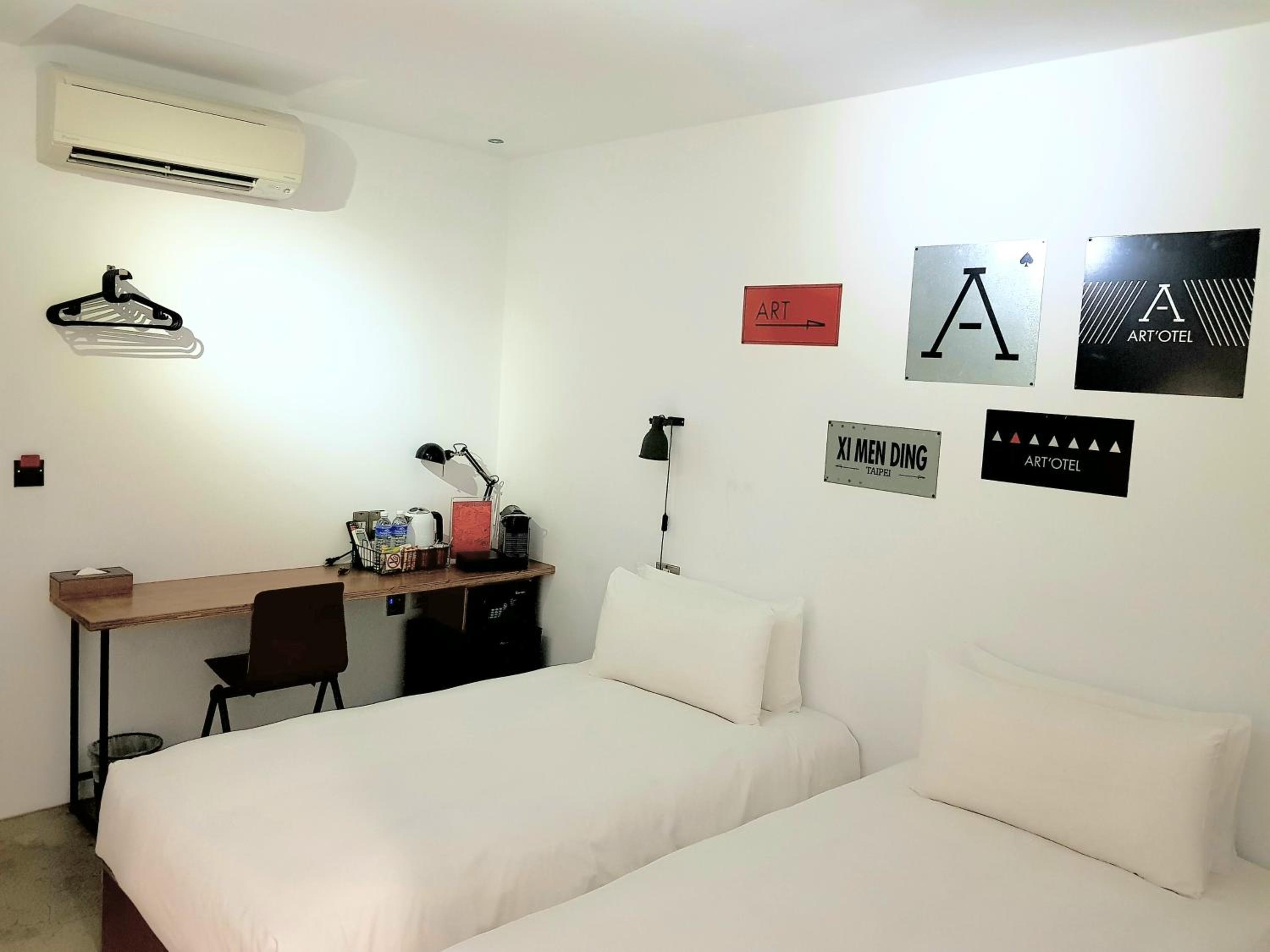 Medium Twin Room - No Window photo 2